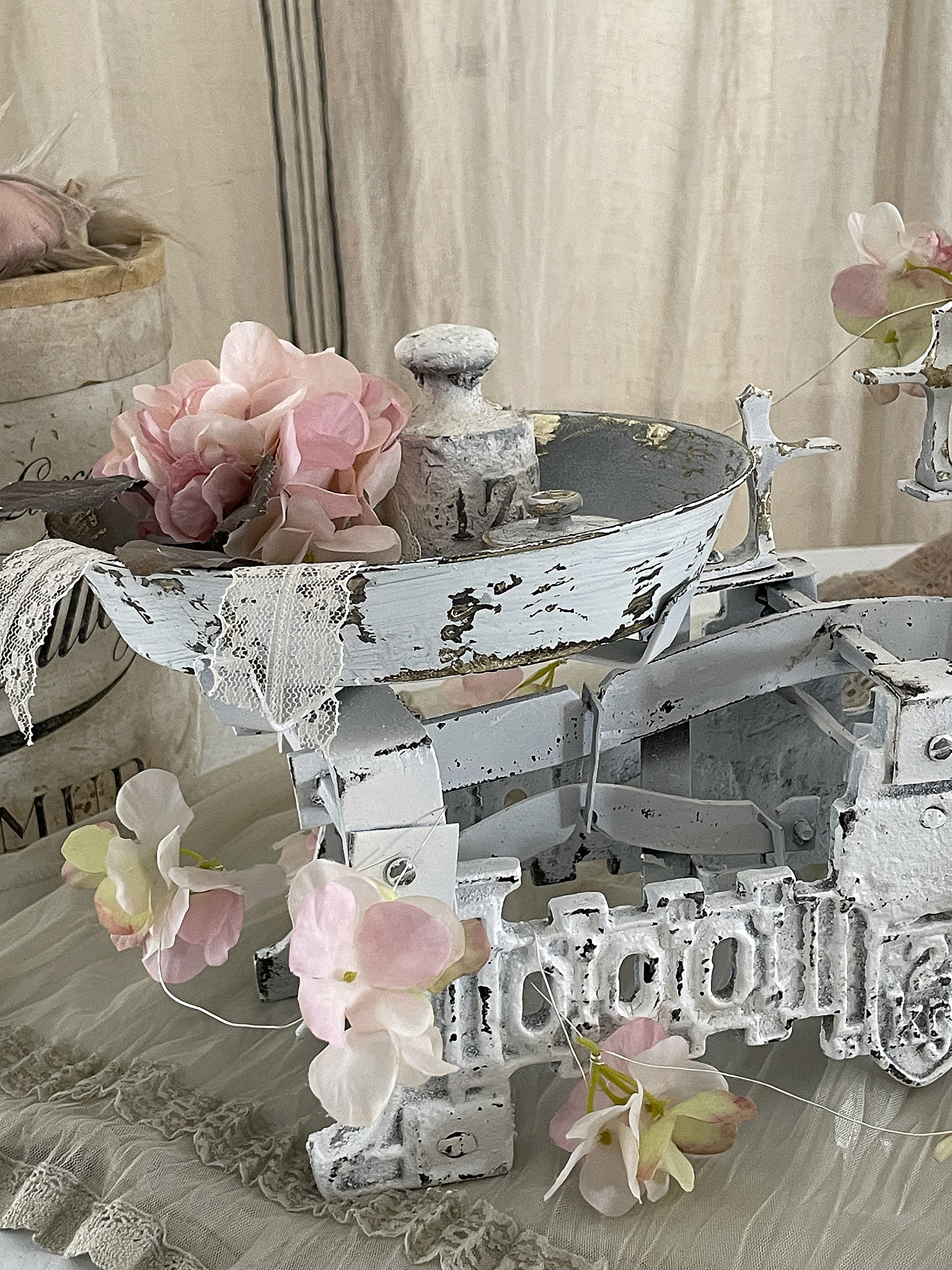 Vintage Dekorationsstück mit blühenden Blumen Dekoratives antikes Stück mit zarten rosa Blumen und dekorativer Spitze