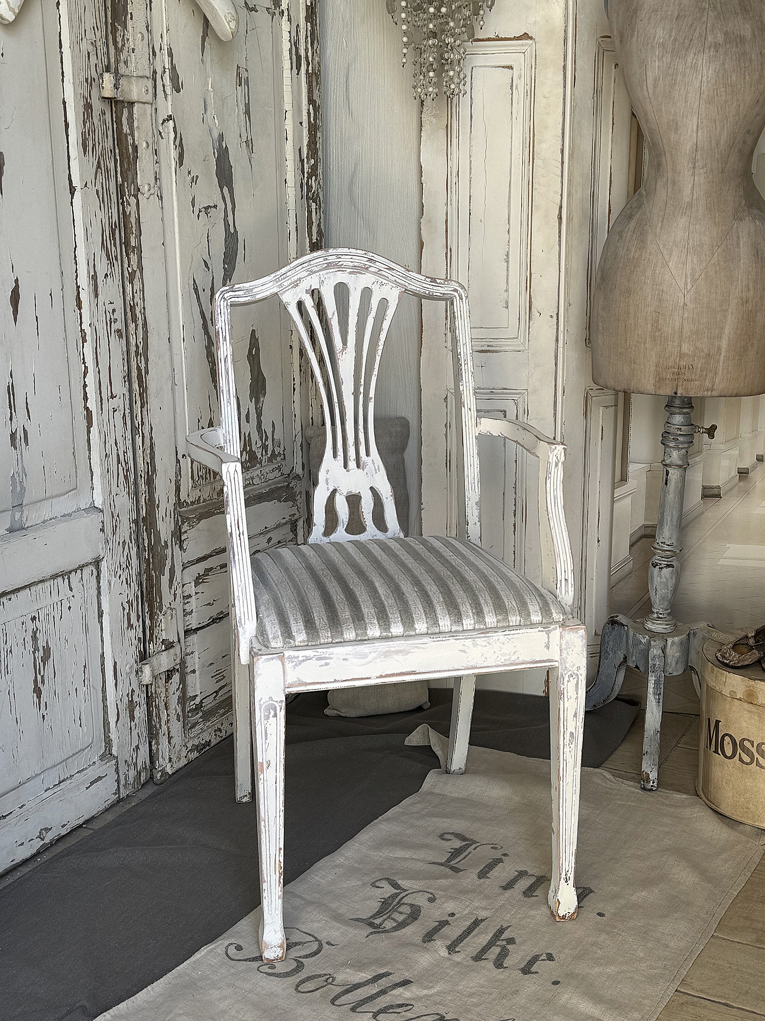 Wunderschöner alter Armlehnstuhl mit Sitzpolster