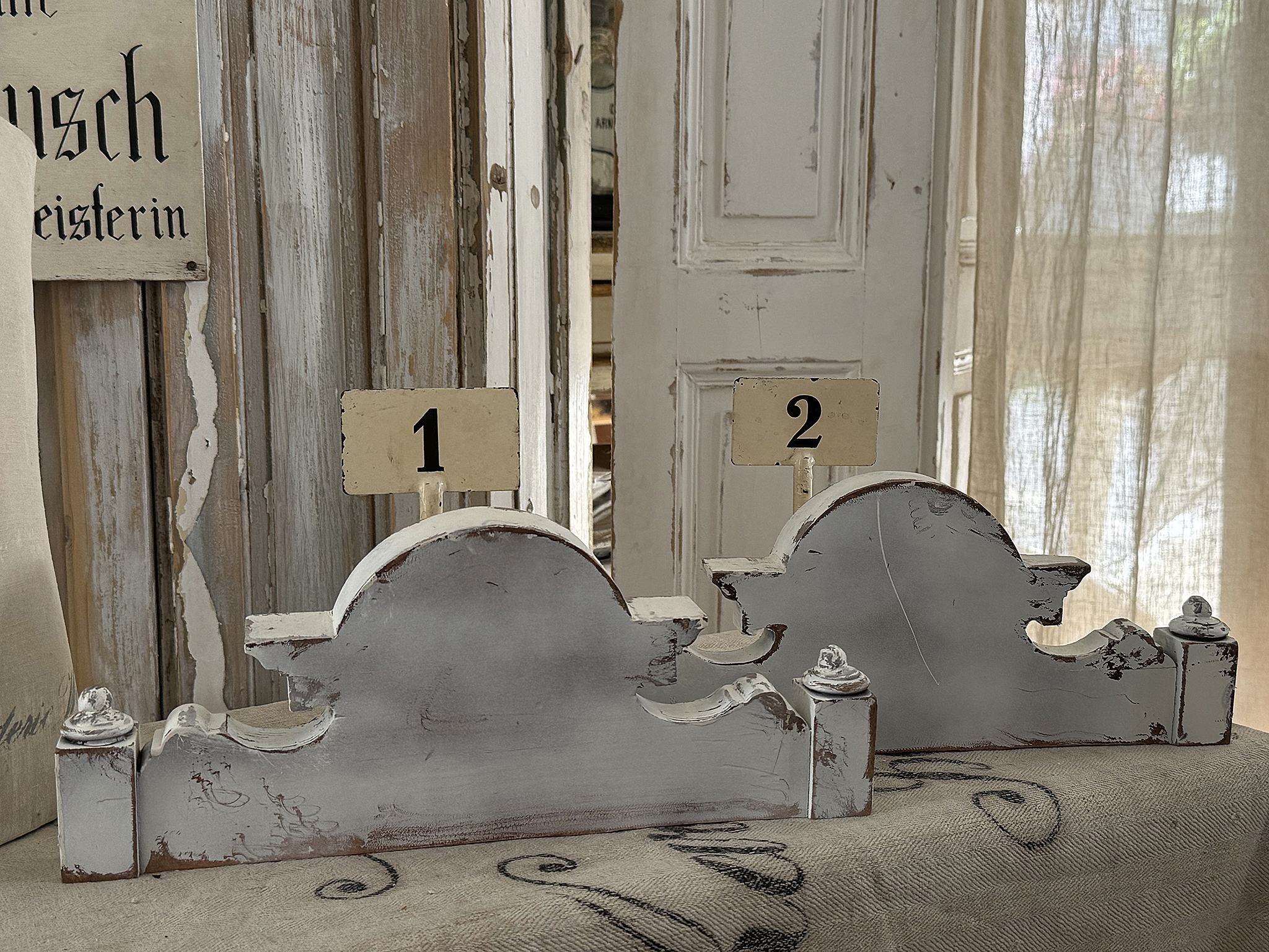 Antike Schrankkronen im alten Lack – kleine Schätze vergangener Handwerkskunst*** Antike Schrankkronen im alten Lack – kleine Schätze vergangener Handwerkskunst***