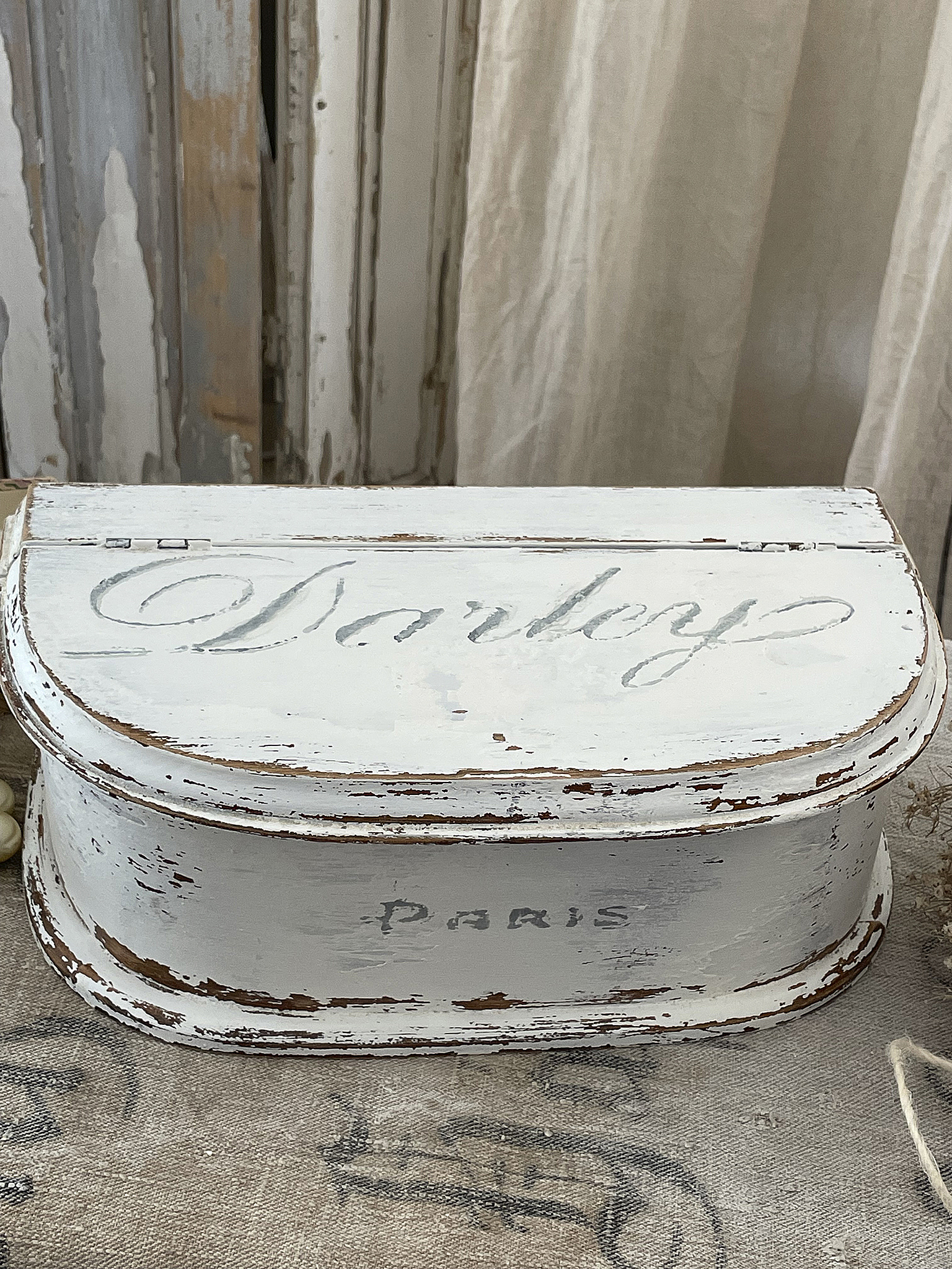 Vintage Holzkiste mit Beschriftung Paris Antike Holzkiste in Weiß mit dem Schriftzug Dartley und Paris