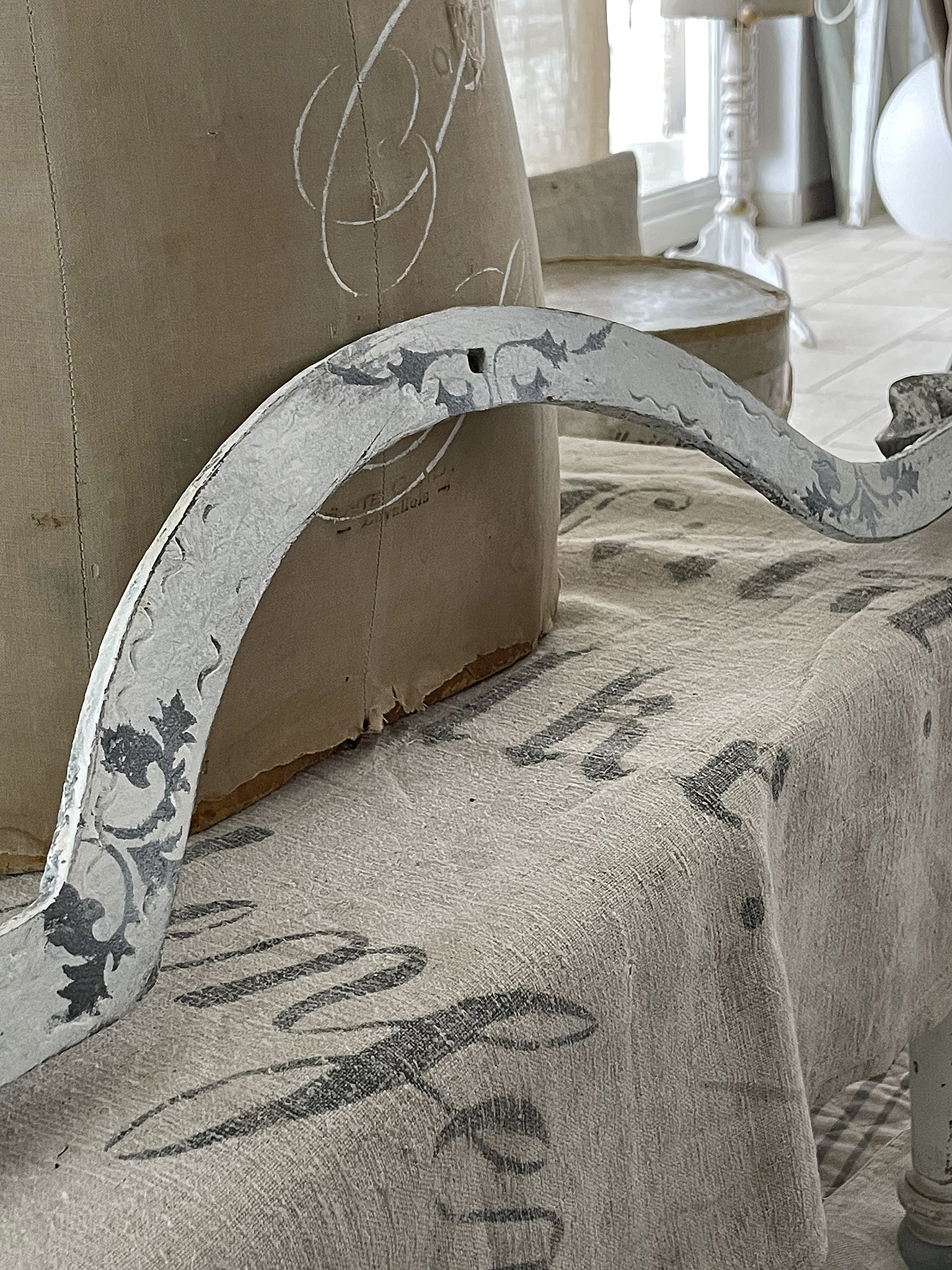 Eleganter metallener Bogen mit floralen Mustern Detailaufnahme eines dekorativen Metallbogens auf einem Tisch mit Schriftzug