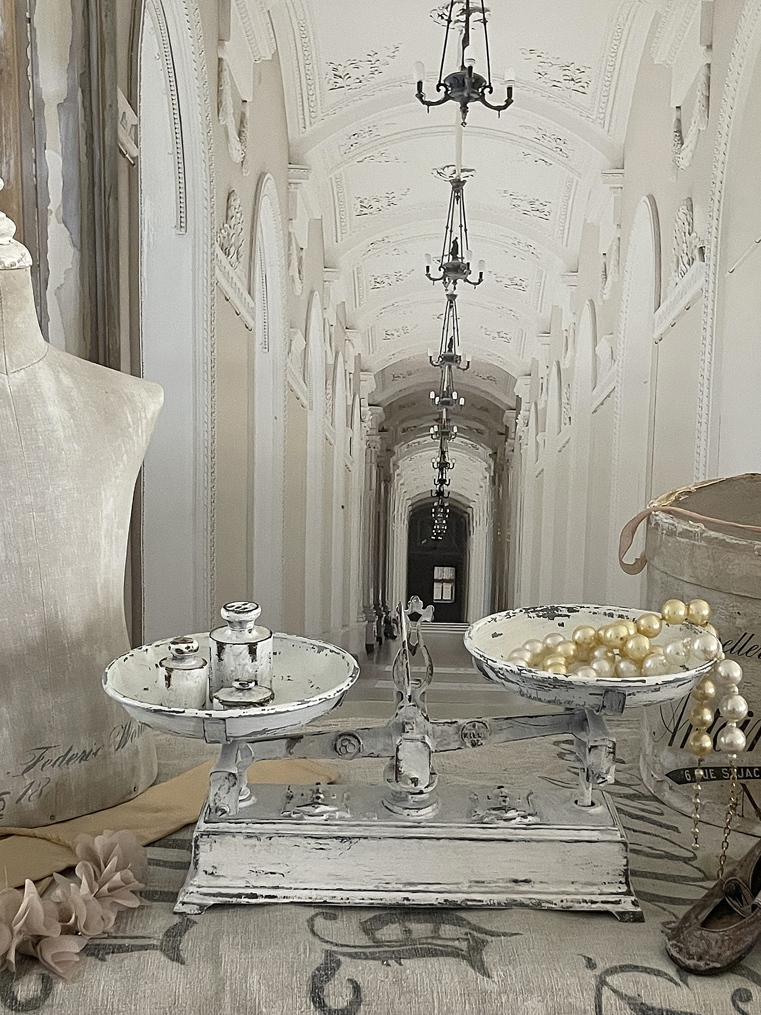 Antike Waage mit Schmuck und Dekorationsobjekten in einem eleganten Raum Antike Waage auf einem Tisch mit Schmuck und einer Schneiderpuppe in einem historischen Raum