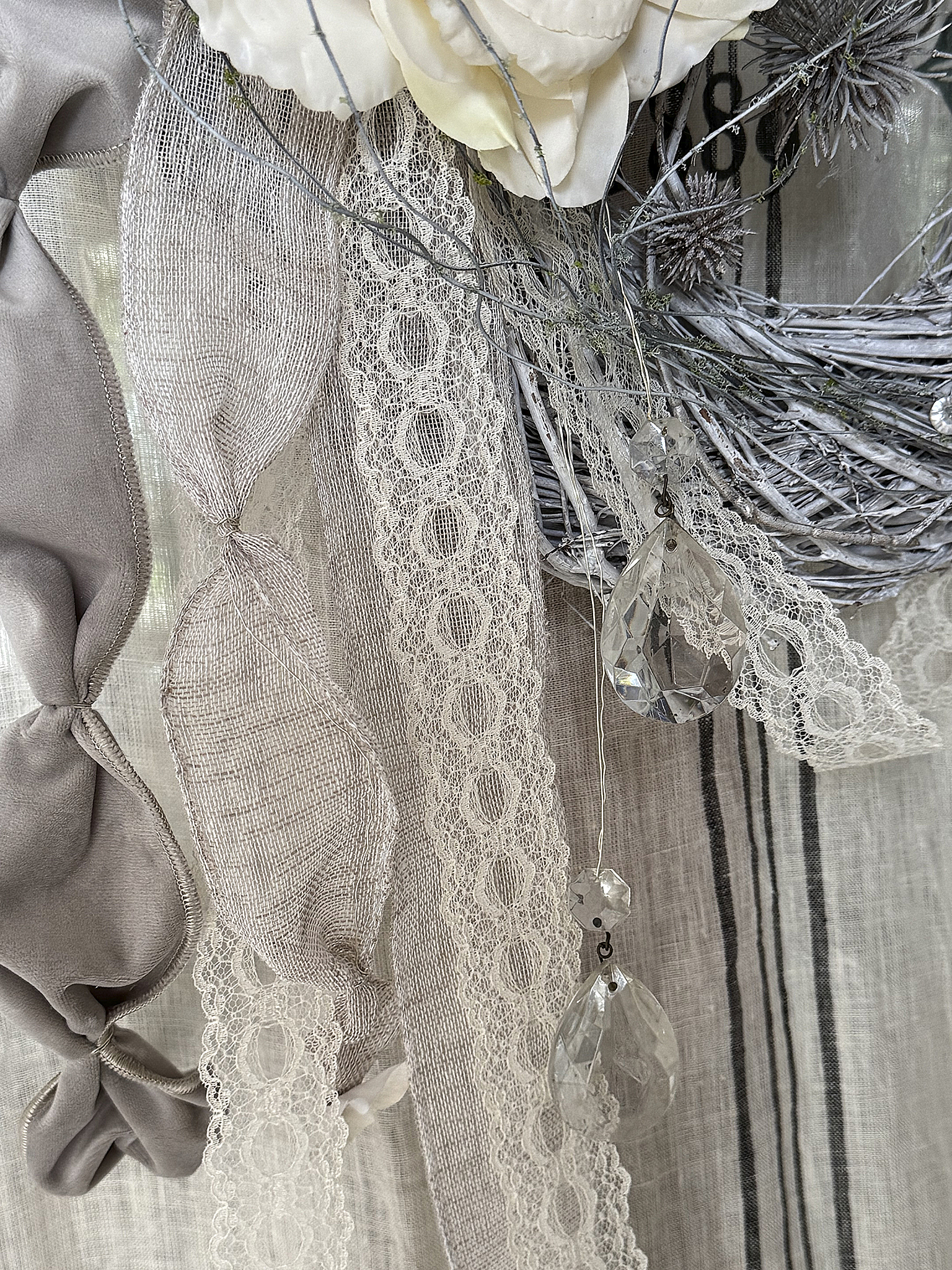 Romantischer Dekokranz im Shabby Chic – gebundener Kranz mit Rosen, Spitze & alten Kristallen im französischen Landhausstil***