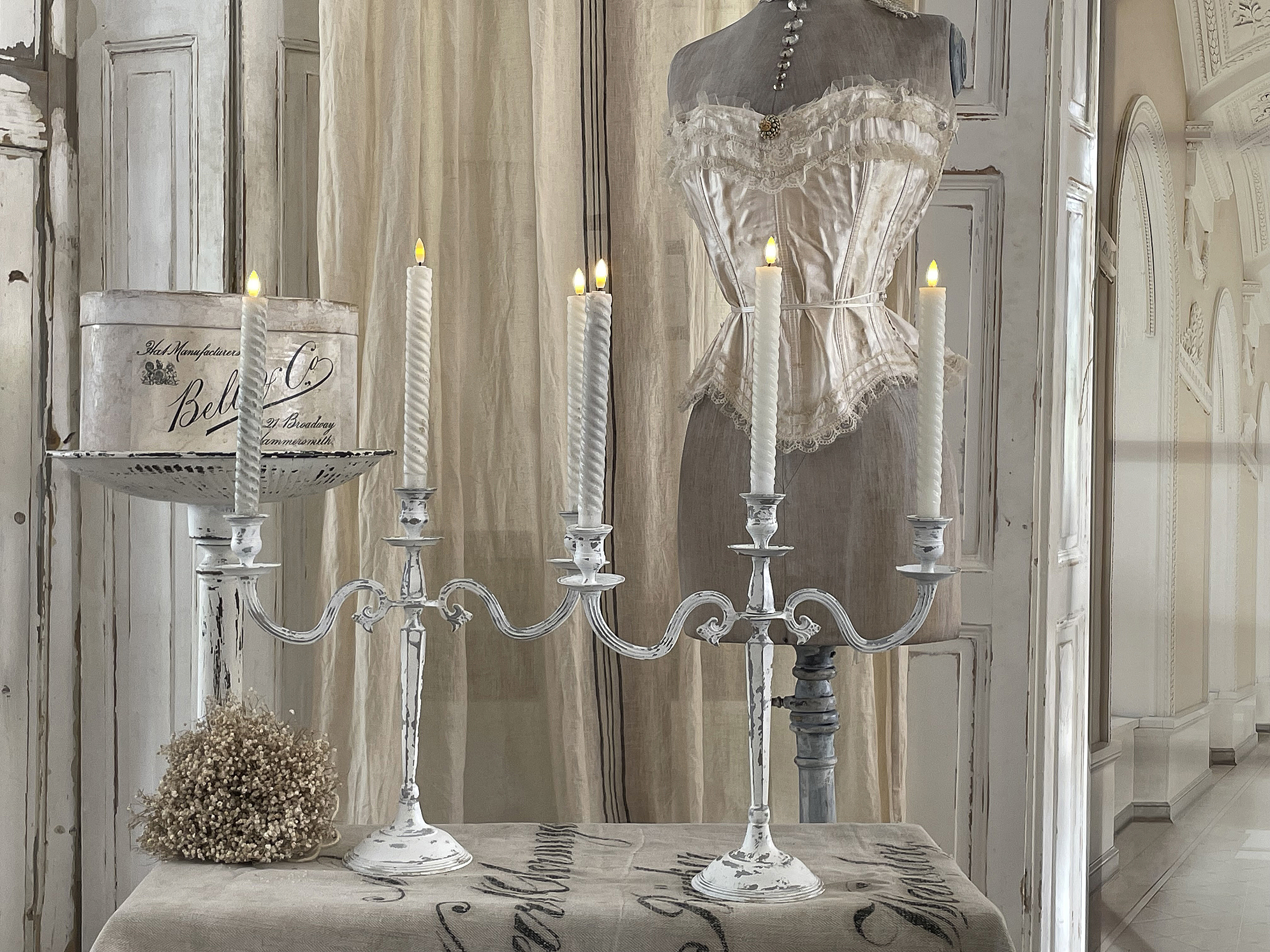 Alte Kerzenleuchter im weißen Shabbykleid*** Alte Kerzenleuchter im weißen Shabbykleid***