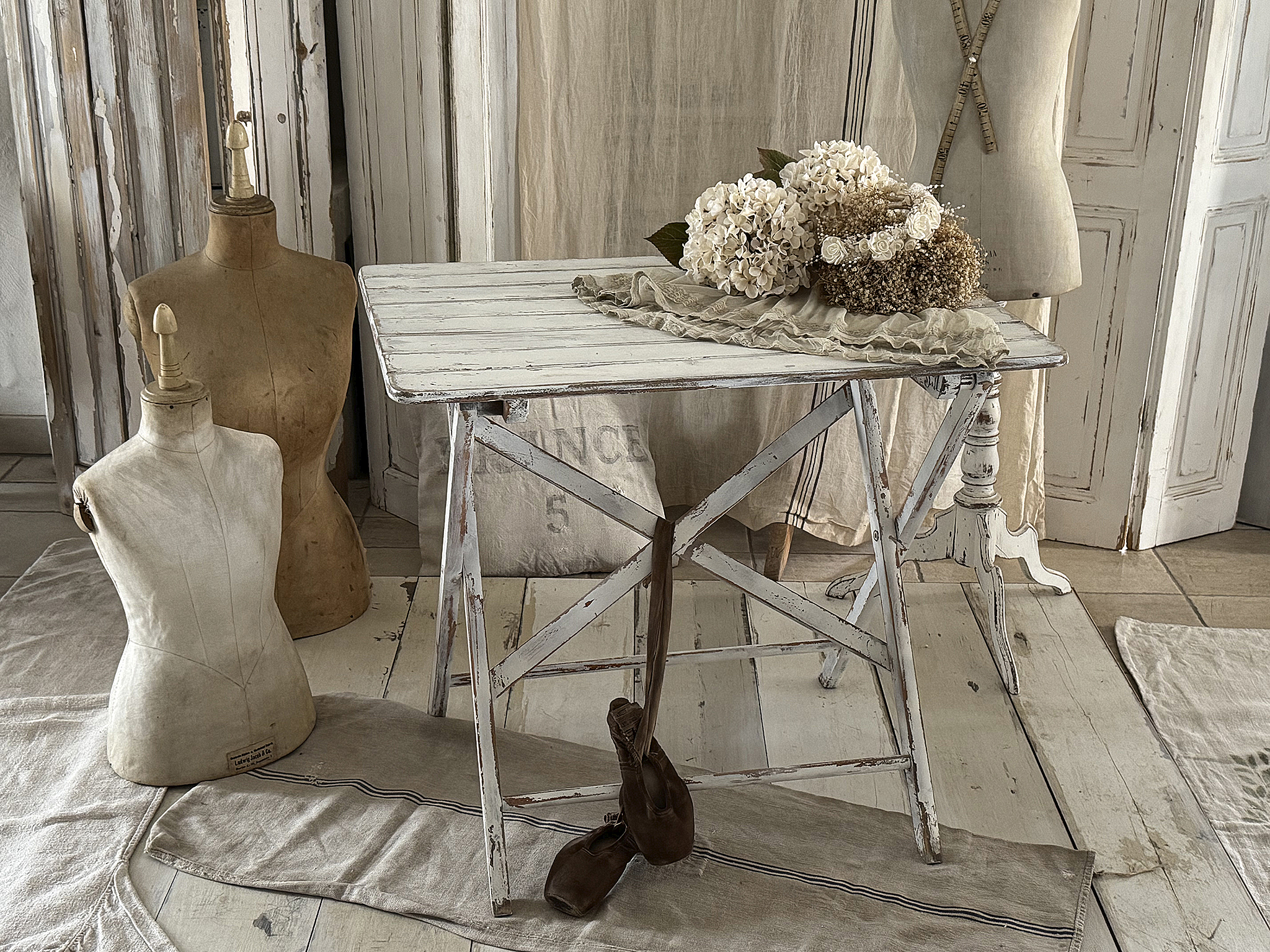Alter Holzgartentisch im weißen Shabbykleid –Verwandlungskünstler***