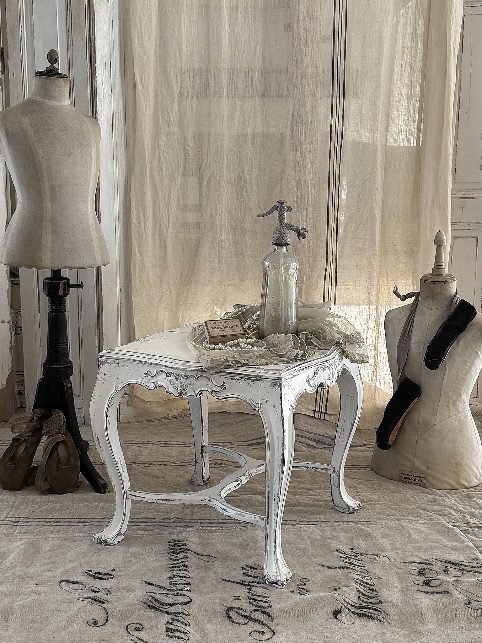 Antikes Basteltischchen / Sitzhocker im Original-Vintage-Kleid***