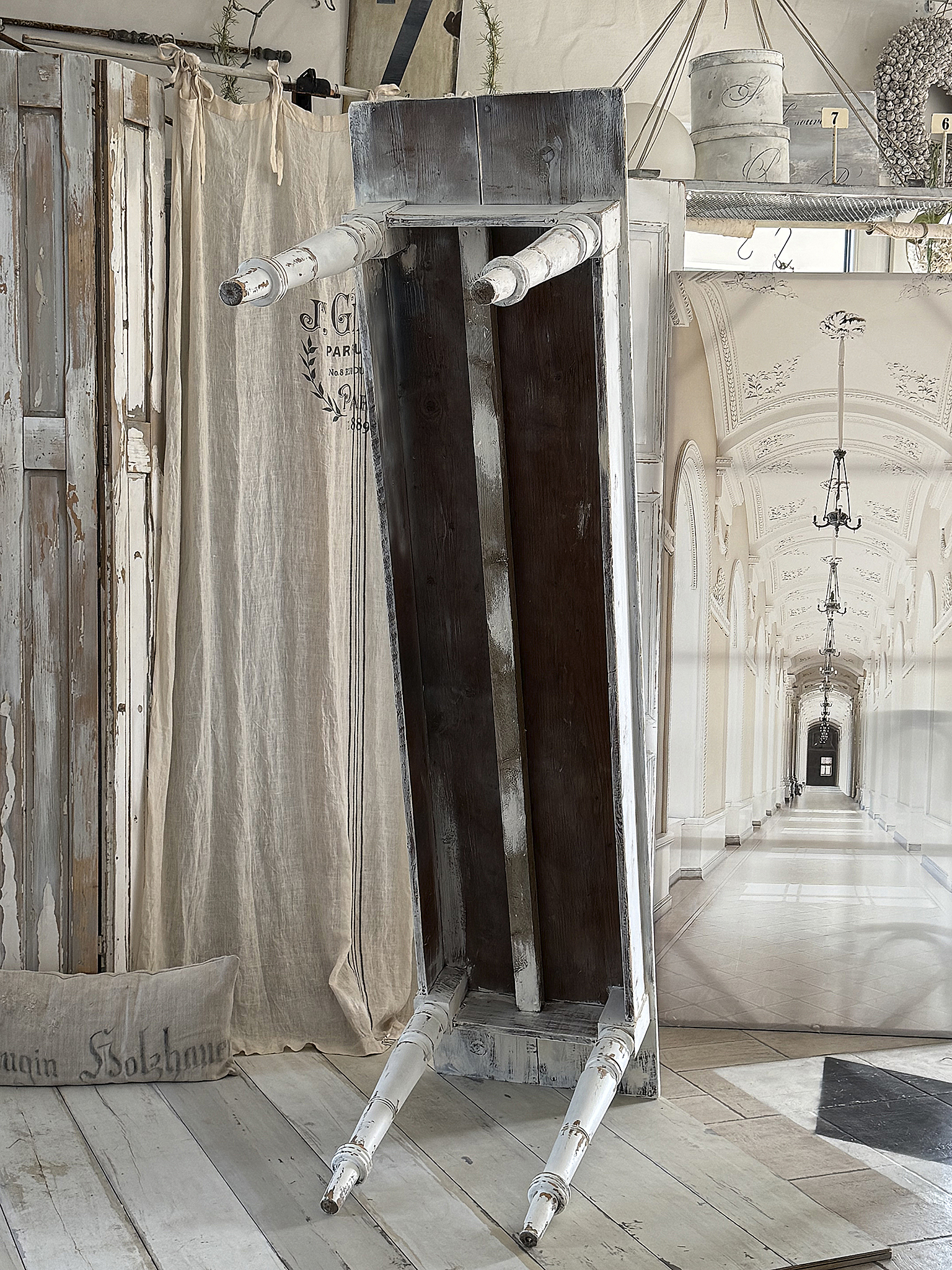 Antiker Wirtshaustisch im Shabby-Chic***