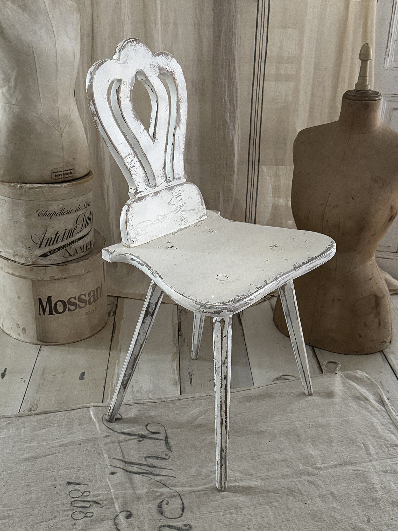 Alter, ausgefallener Bauernstuhl im Shabby-Chic***