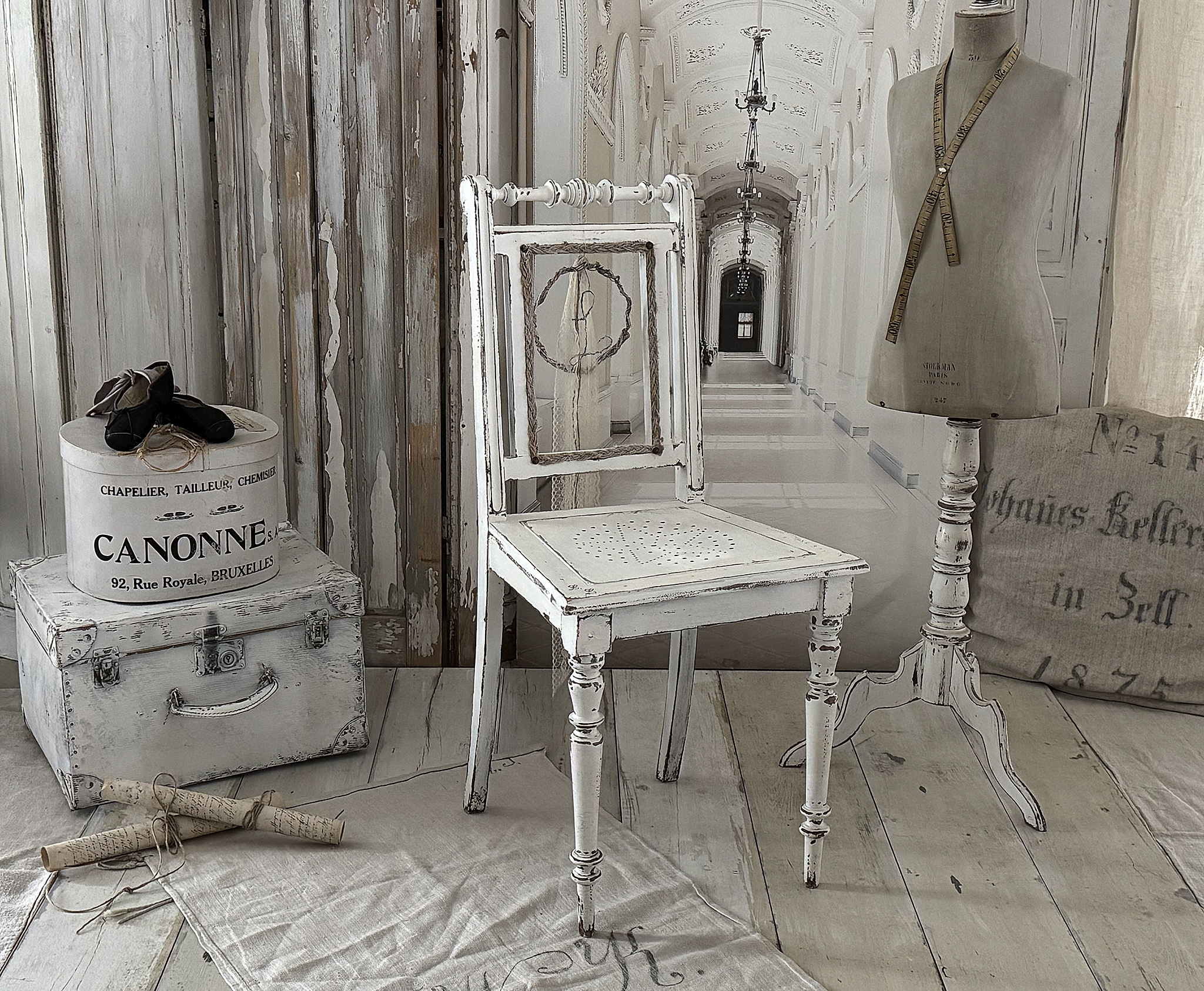 Antiker Gründerzeitstuhl im mattweißen Shabby-Kleid – ein Stück Geschichte mit Charme***