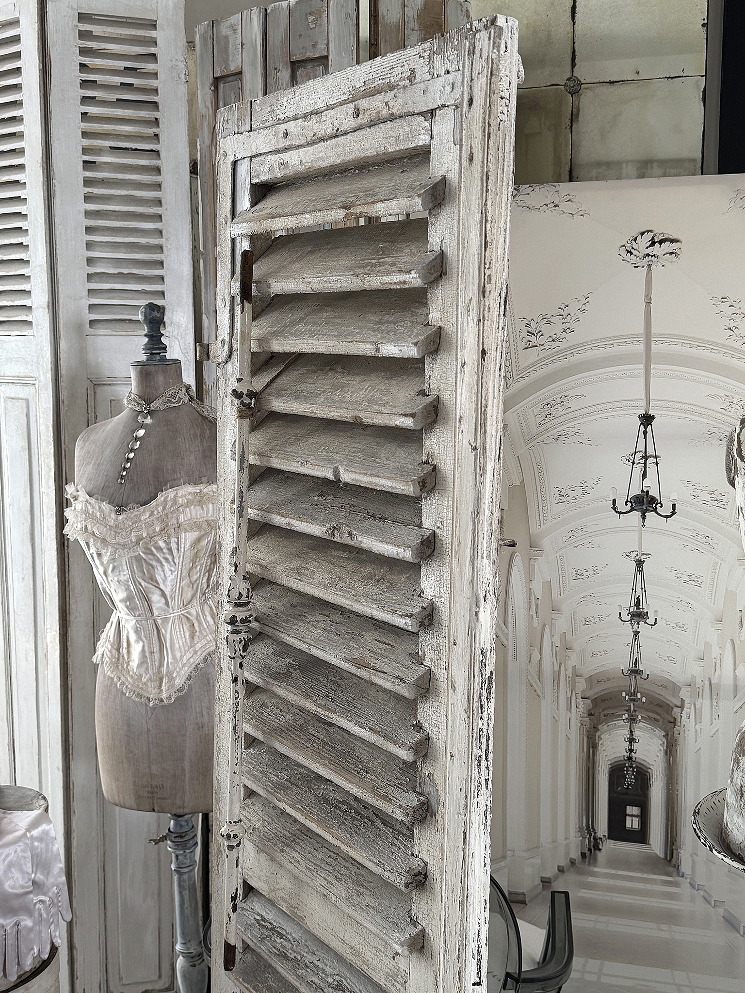 Dekorativer Lamellenladen mit Patina & Metallstab – Shabby-Chic*** Dekorativer Lamellenladen mit Patina & Metallstab – Shabby-Chic***