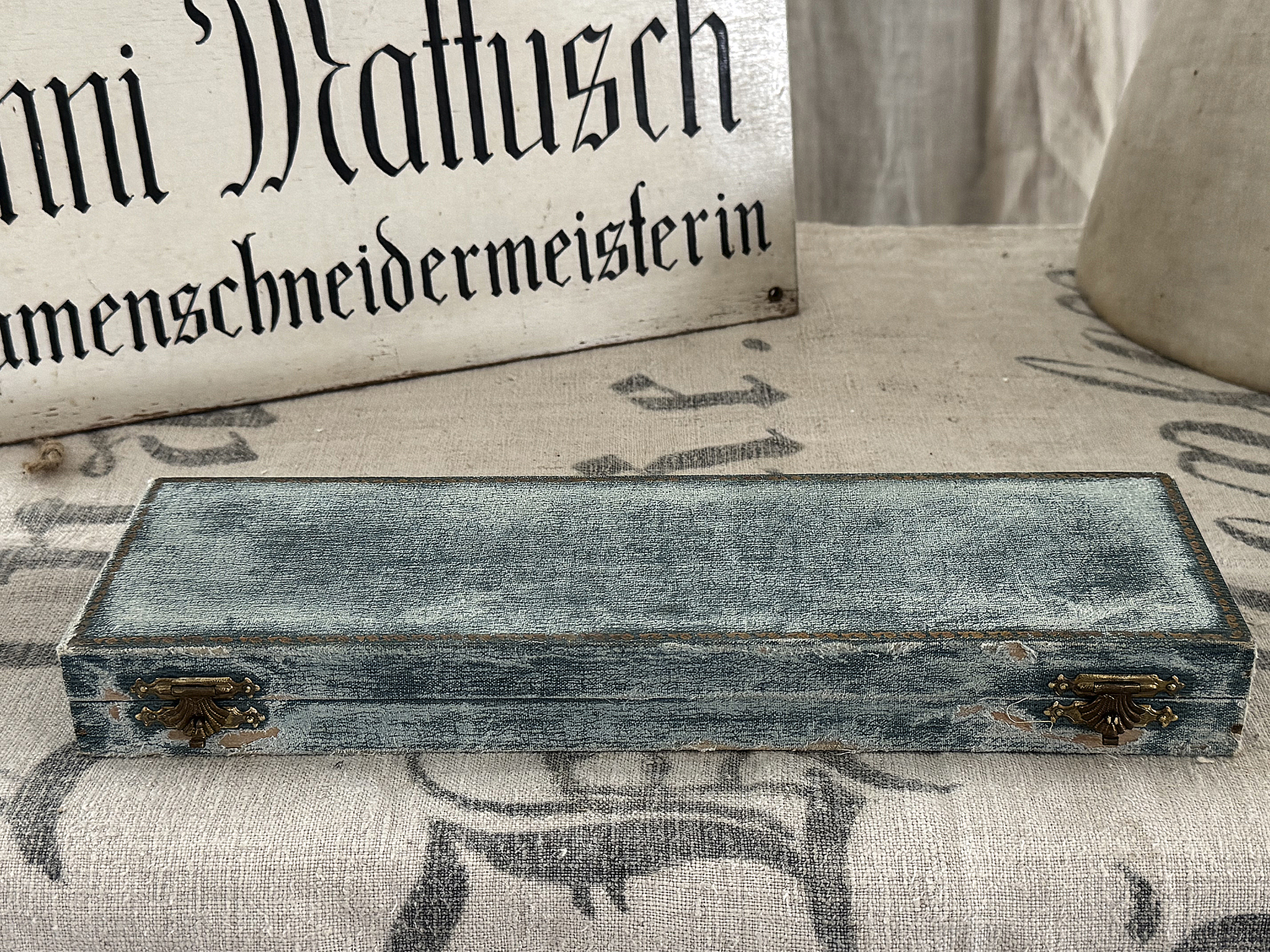 Romantisches Vintage-Duo – Kristallflasche & alte Schatulle mit herrlicher Patina***