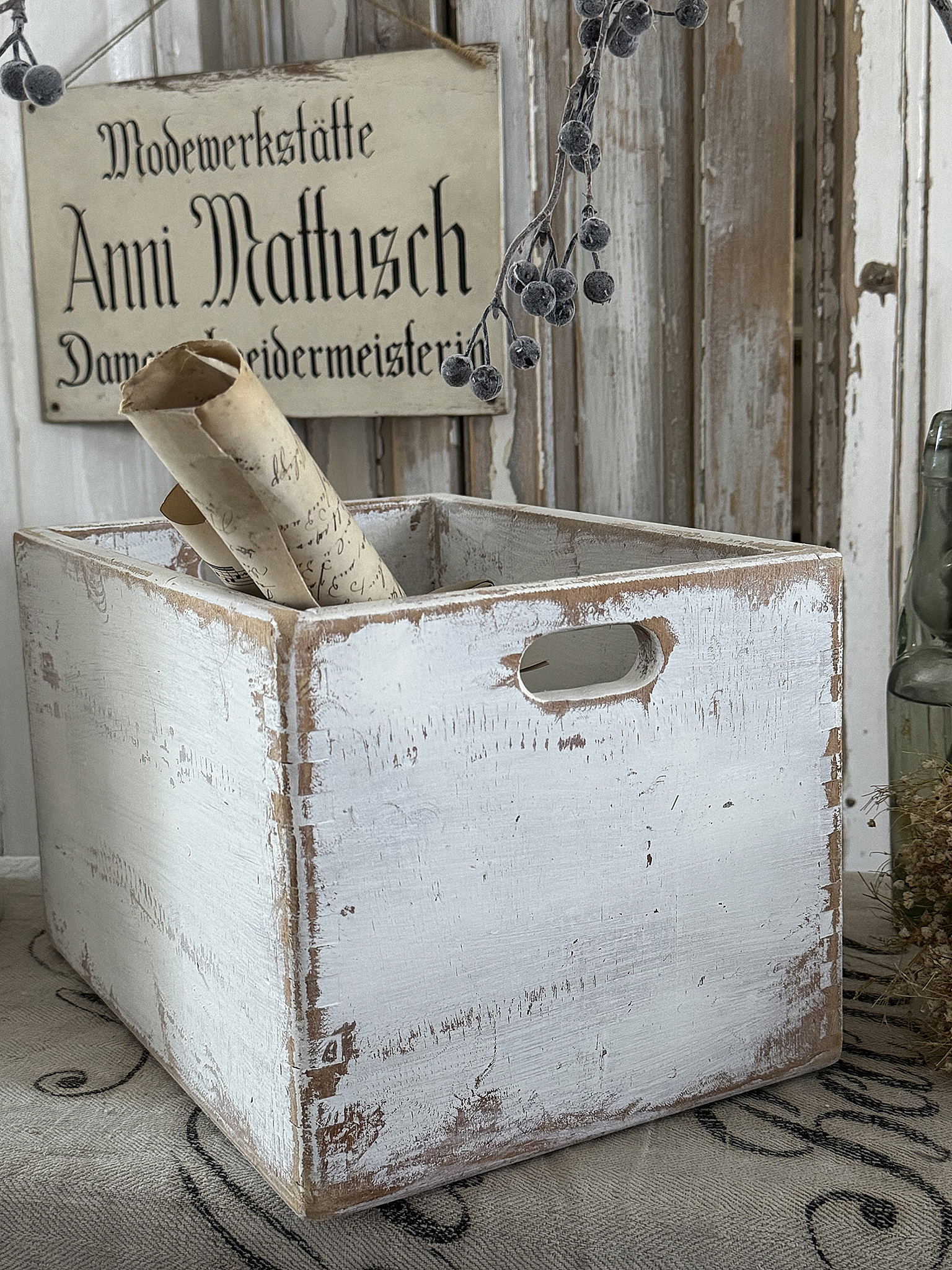 Alte Holzkiste-Schlehdornblüten***