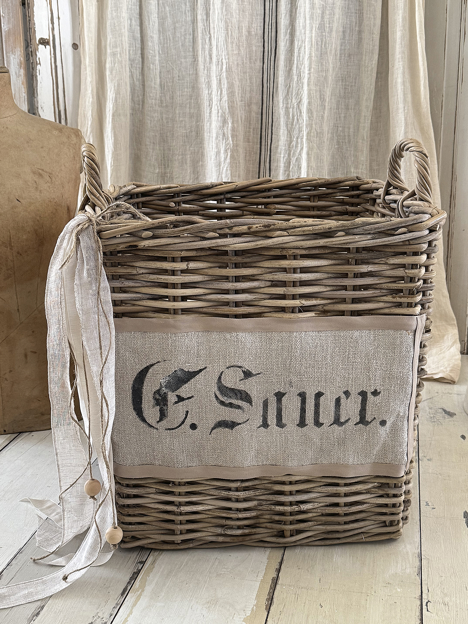 Großer eckiger Naturweidenkorb mit Leinenschild – XL Shabby Chic***