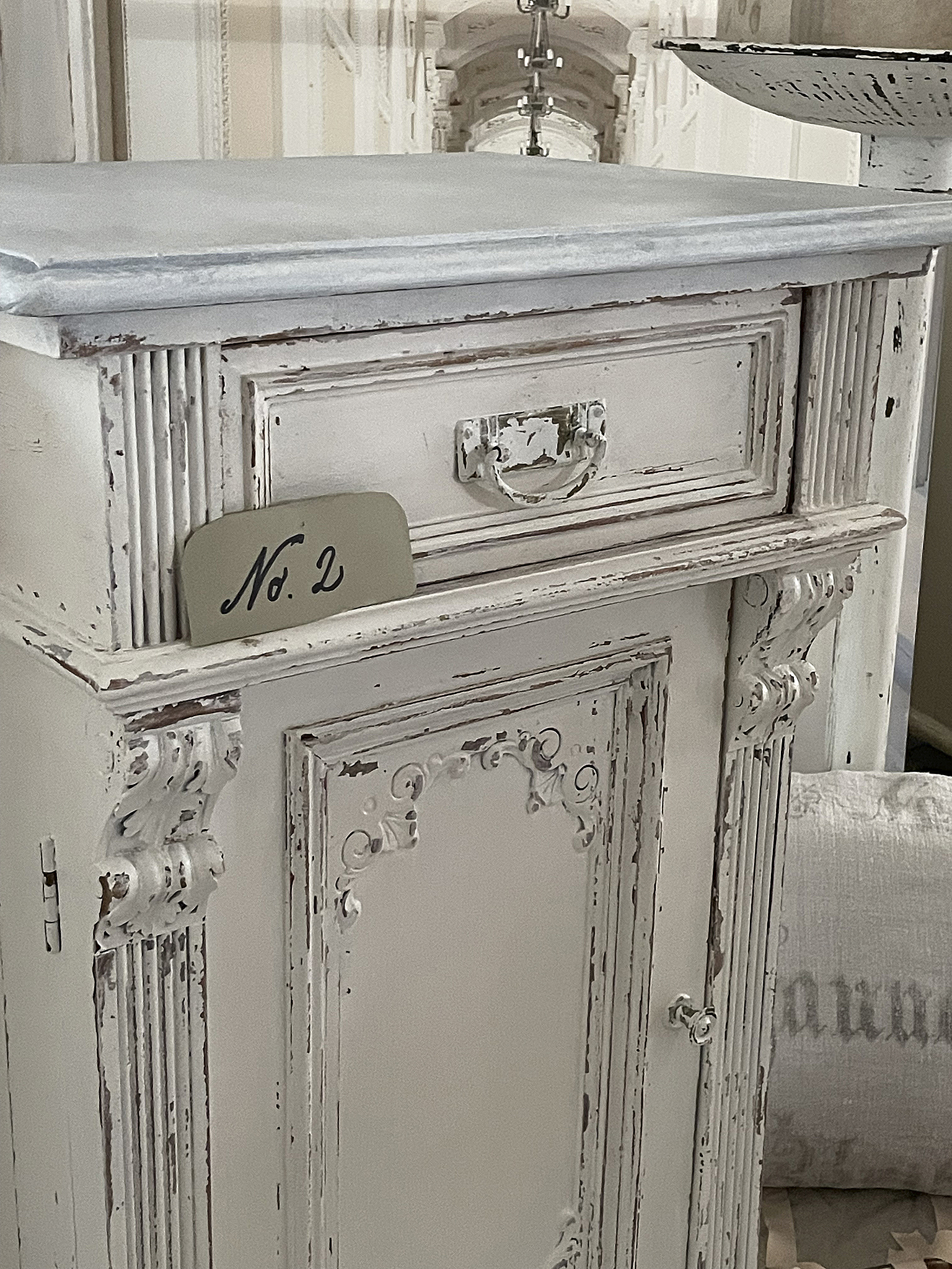 Antiker Schrank im Shabby Chic Stil mit geschnitzten Details Antiker Schrank mit einem weißen, abgenutzten Finish und einer Schublade, dekoriert mit einer Plakette Nr. 2