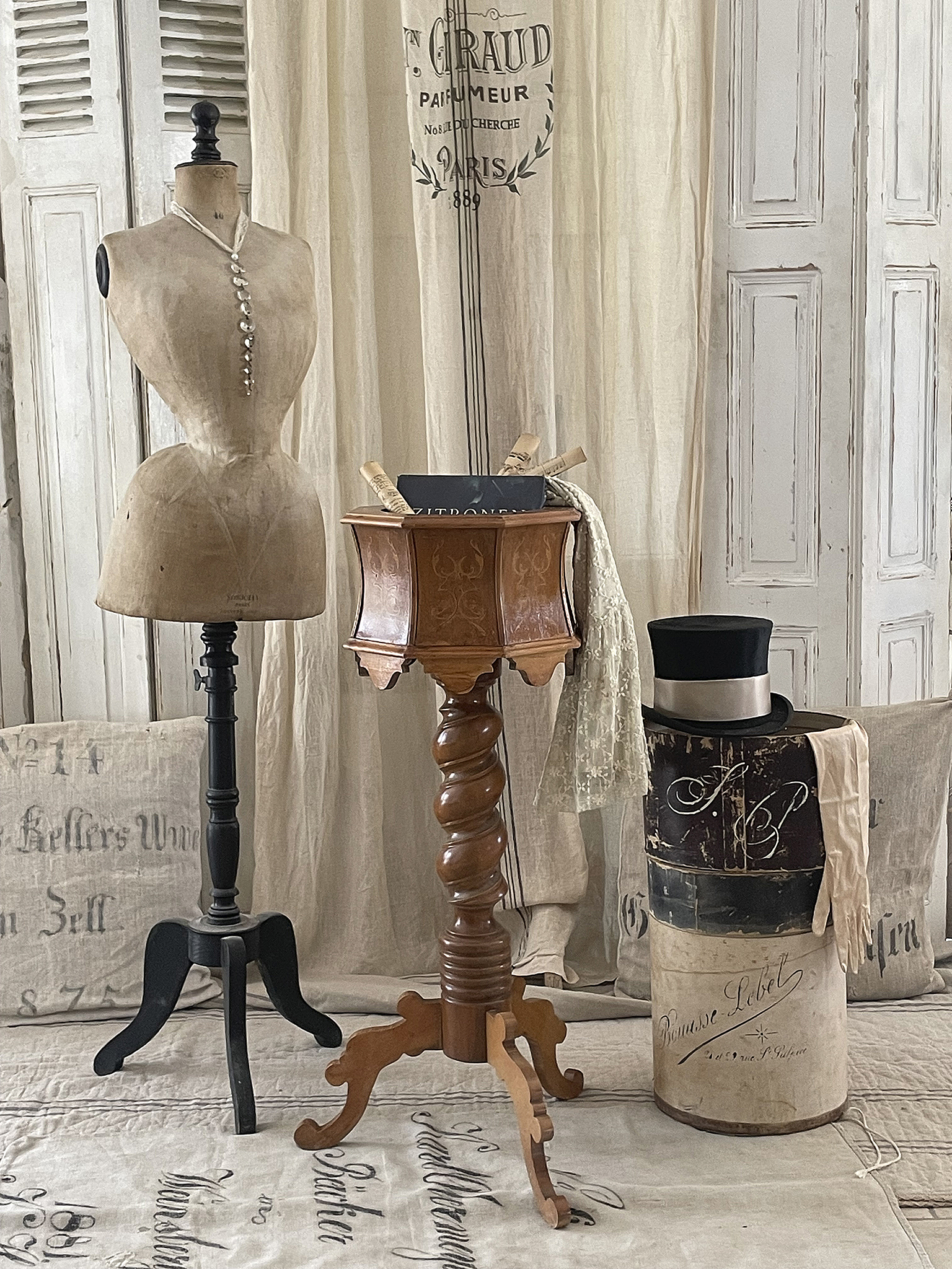 Deko-Objekte im Vintage-Stil auf einem neutralen Hintergrund Vintage Deko mit Mannequin, Tisch und stilvollen Accessoires