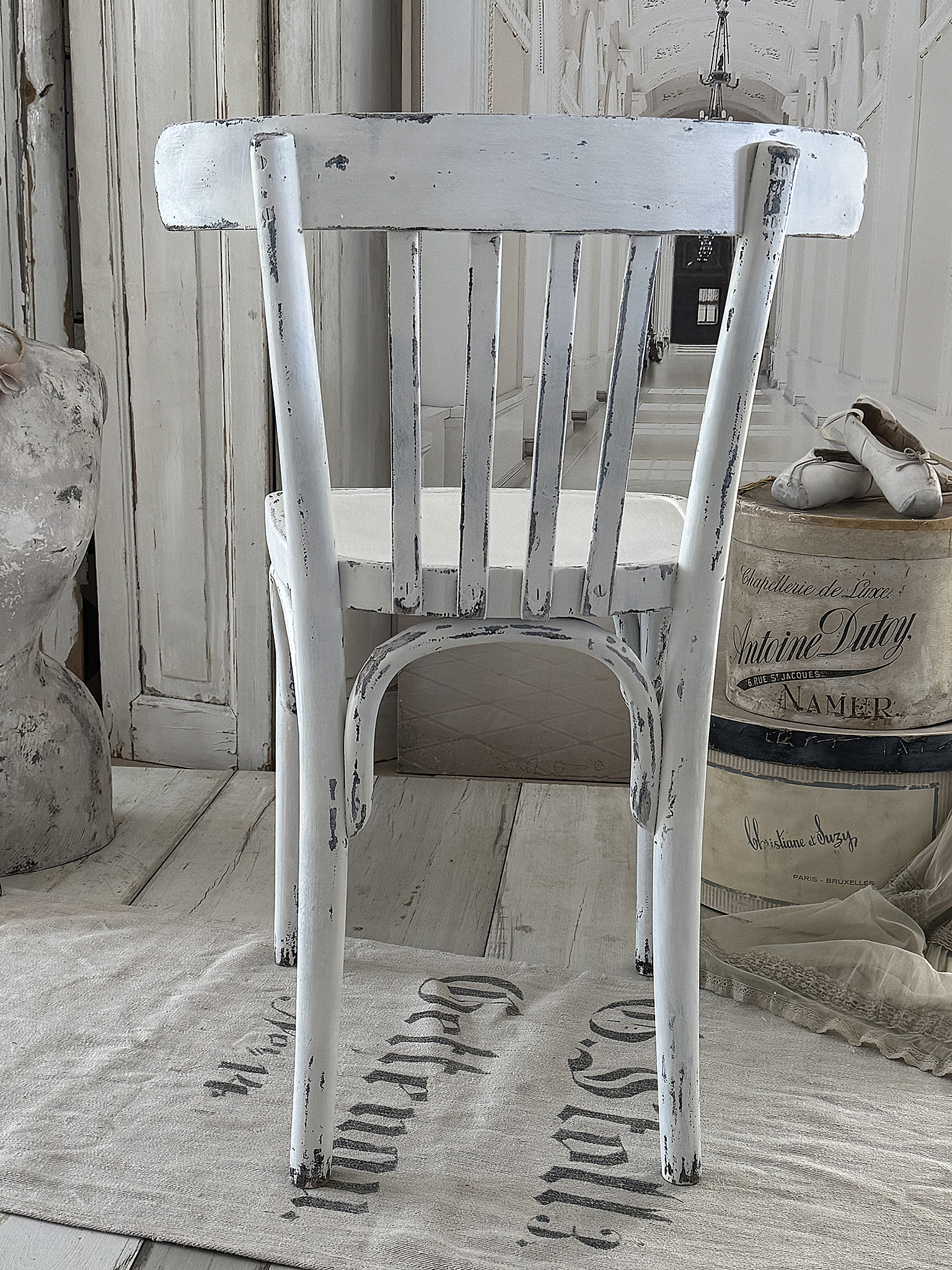 Antiker Bugholzstuhl – Matt-Weiß – Shabby  – Vintage Stuhl mit Patina***