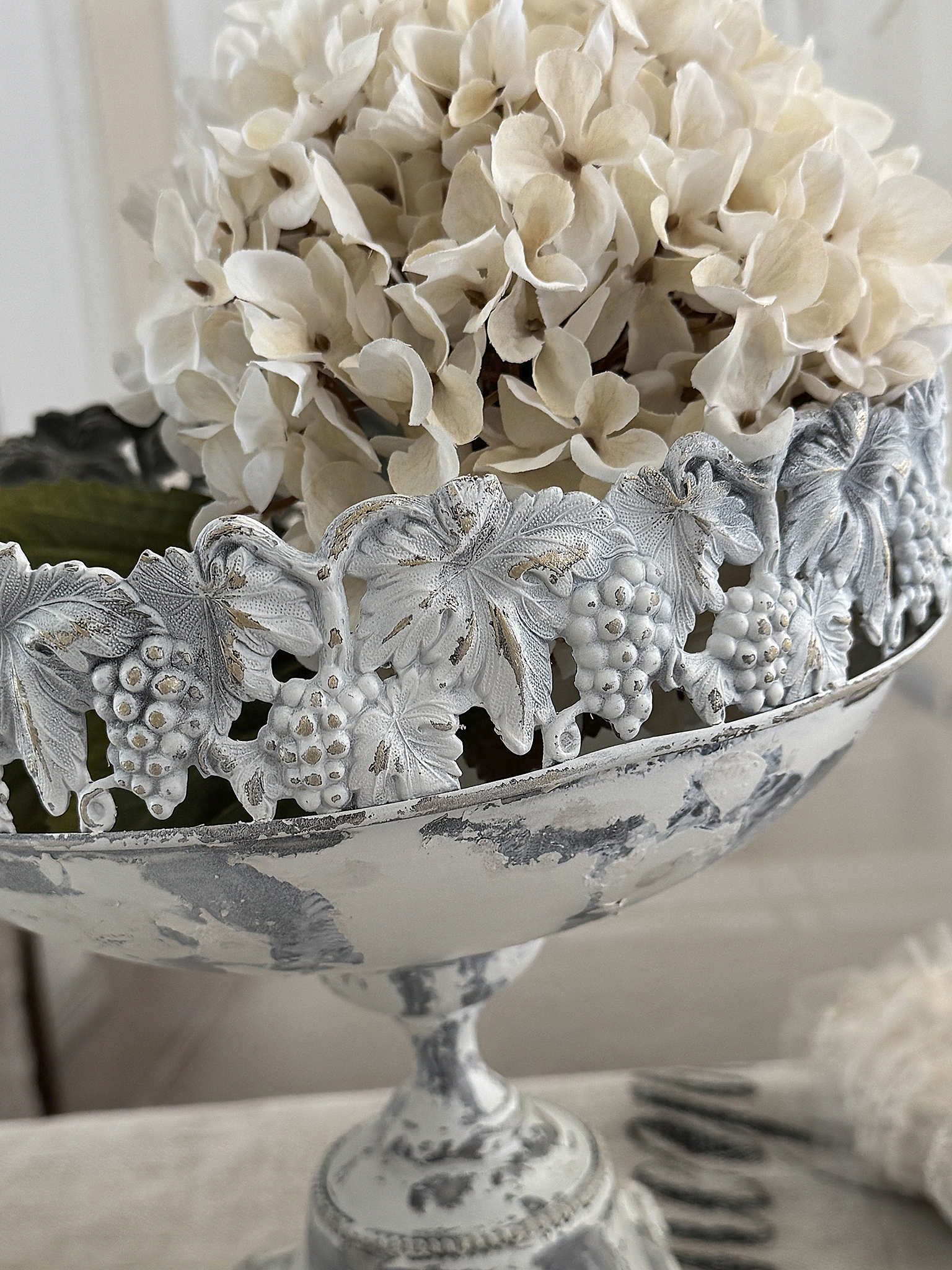  Eine alte, runde Fußschale im weißen Kleid***