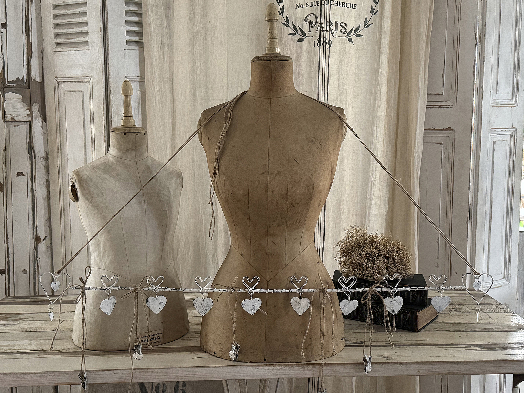  Süße, filigrane Hakenleiste im weißen Shabby-Kleid – ein herziger Blickfang***