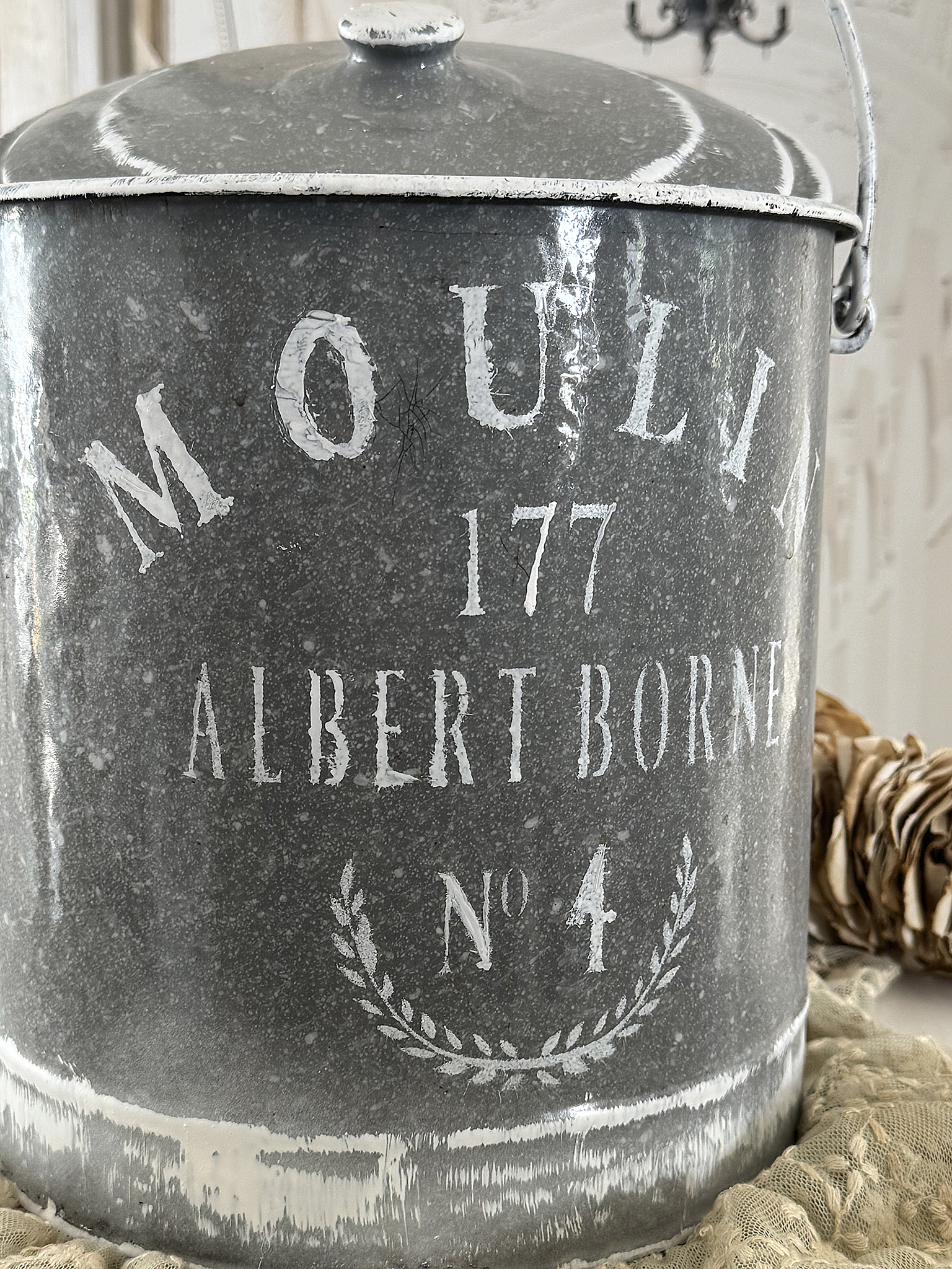 Alter Emaille-Eimer mit Deckel im Shabby Chic und französischem Schriftzug***