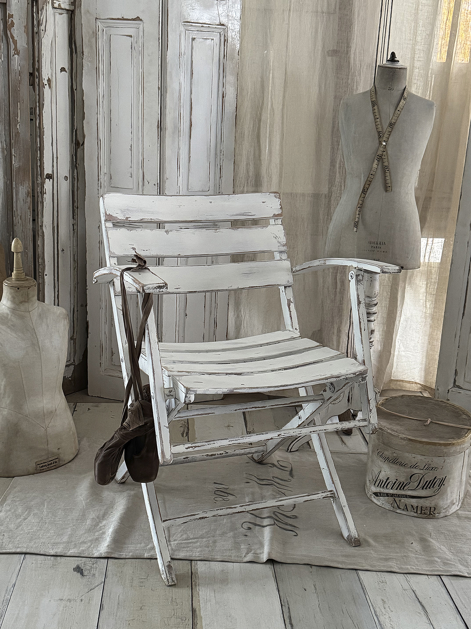 Alter bequemer Klappstuhl im Shabbykleid***