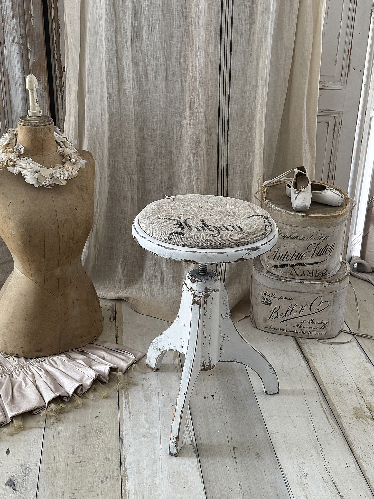 Alter Klavierhocker im Shabby Chic mit originalem Leinensack-Bezug***