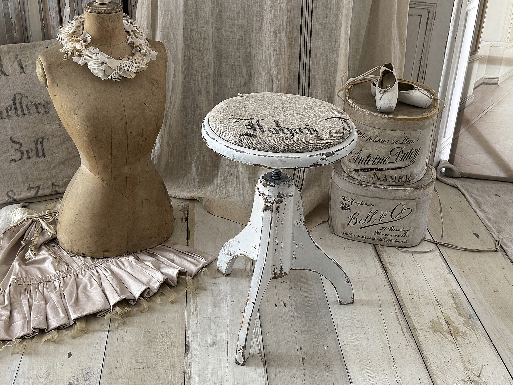 Alter Klavierhocker im Shabby Chic mit originalem Leinensack-Bezug***
