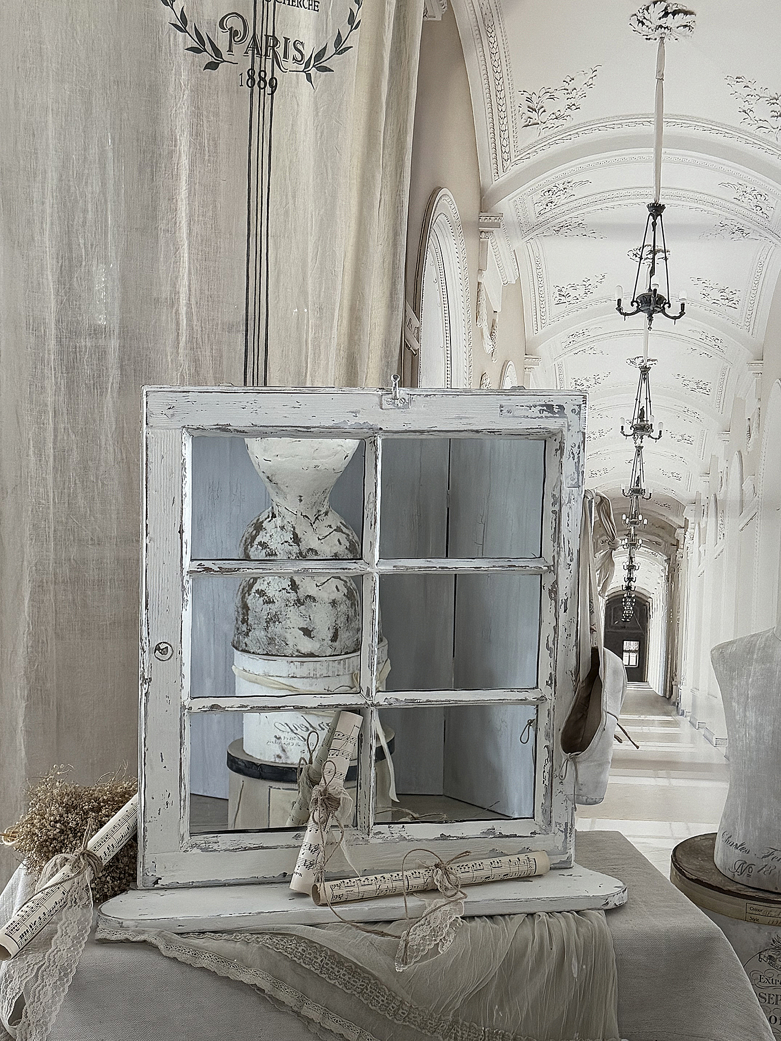 Altes Sprossen-Spiegelfenster mit Fensterbank***