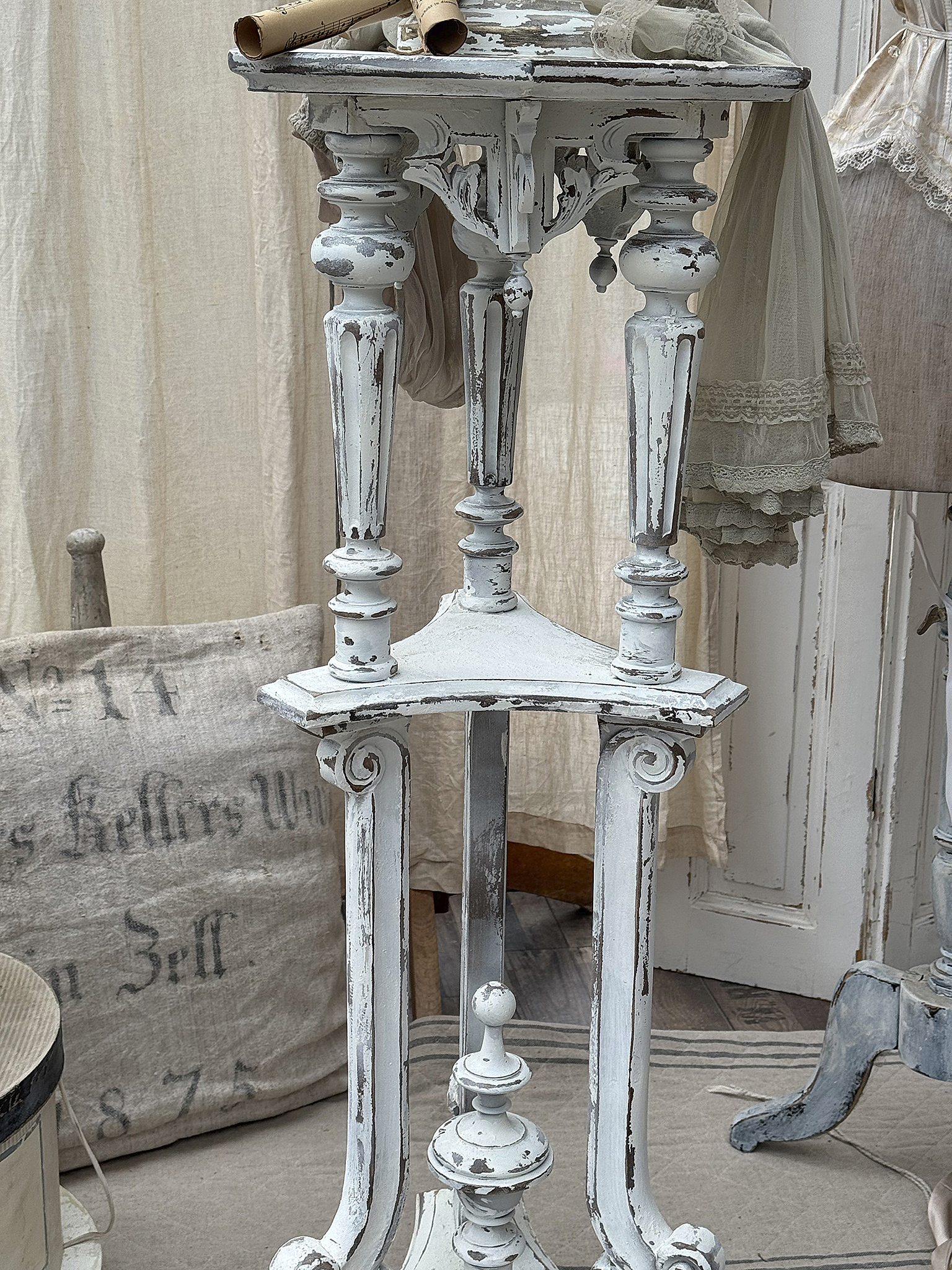 Eleganter, vintage Beistelltisch aus weißem Holz mit nostalgischem Charme Beistelltisch im Shabby-Chic-Stil mit hübschen Details und abgenutzter Farbe