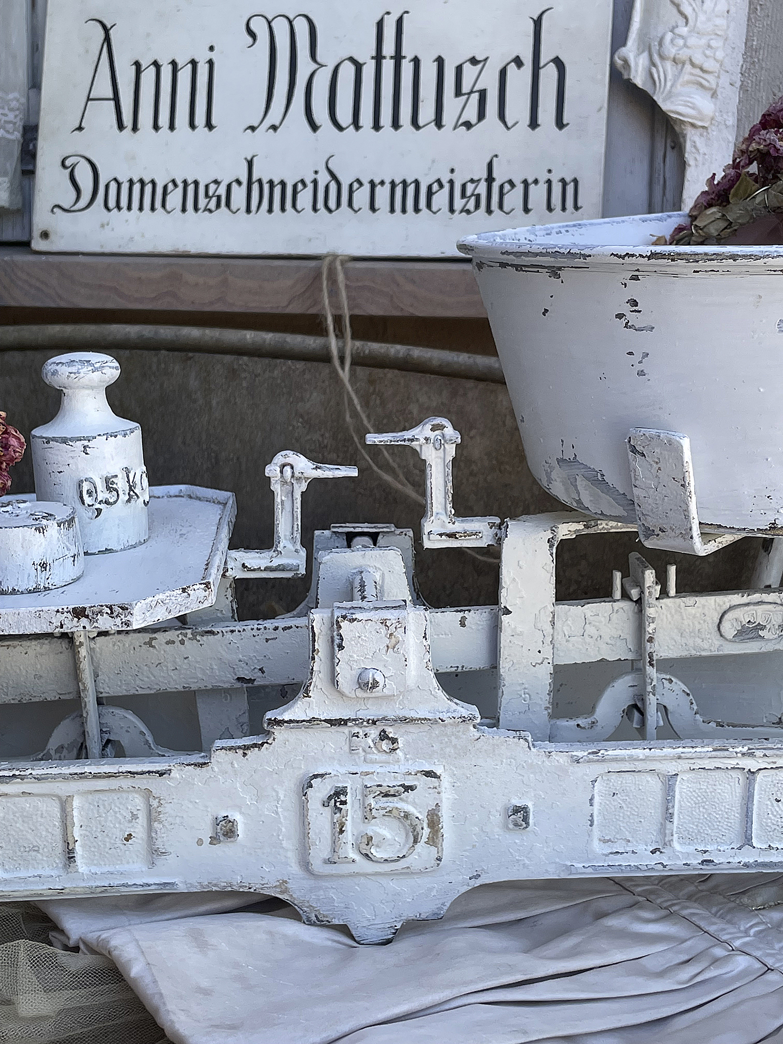 Antike große Balkenwaage im weißen Kleid*** Antike große Balkenwaage im weißen Kleid***