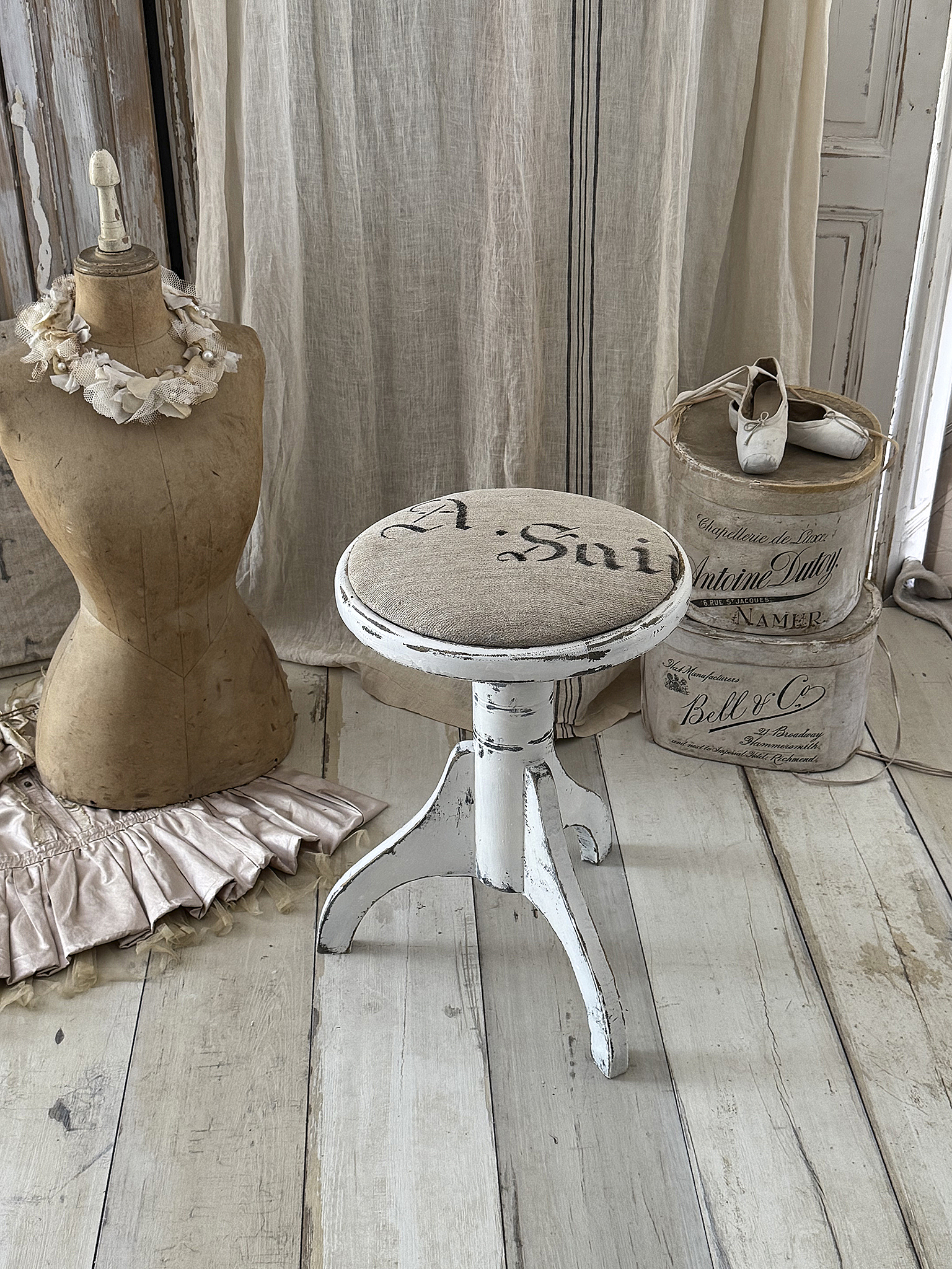 Alter Klavierhocker im Shabby Chic mit Leinensack-Bezug***