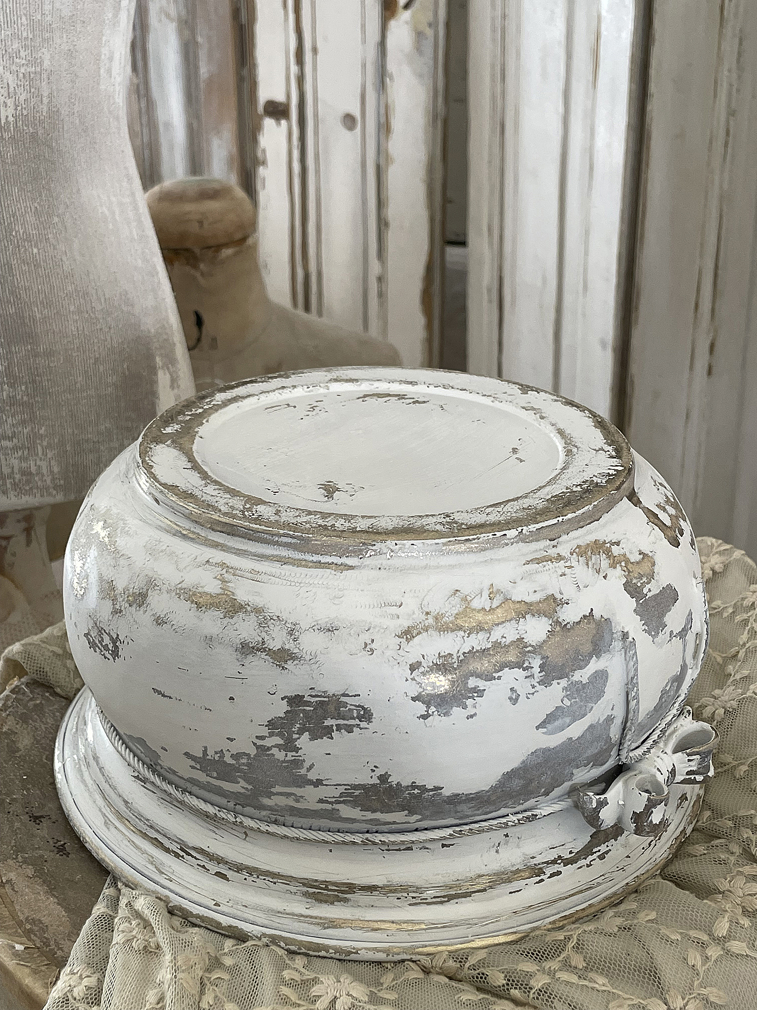Vintage Deko Schüssel aus Keramik in Weiß mit Patina Weiß gefärbte Vintage Schüssel mit nostalgischem Charme und Patina-Effekten