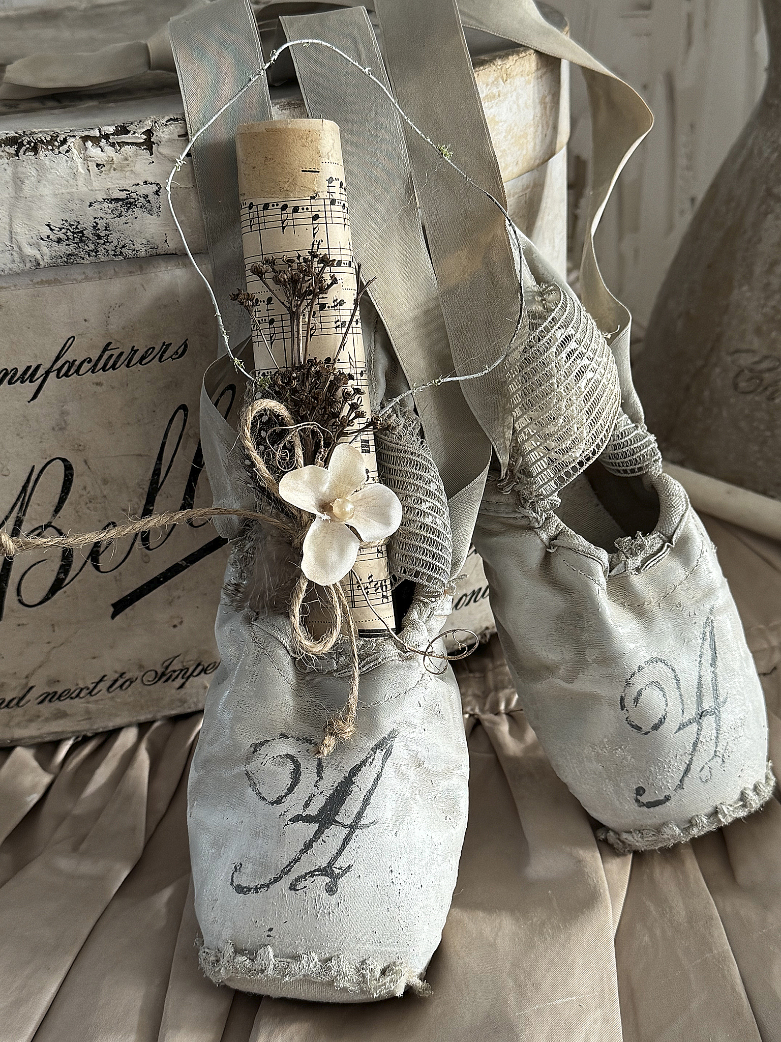 Alte Spitzenschuhe im weißen-zart grauen Vintagekleid mit Notenblatt***