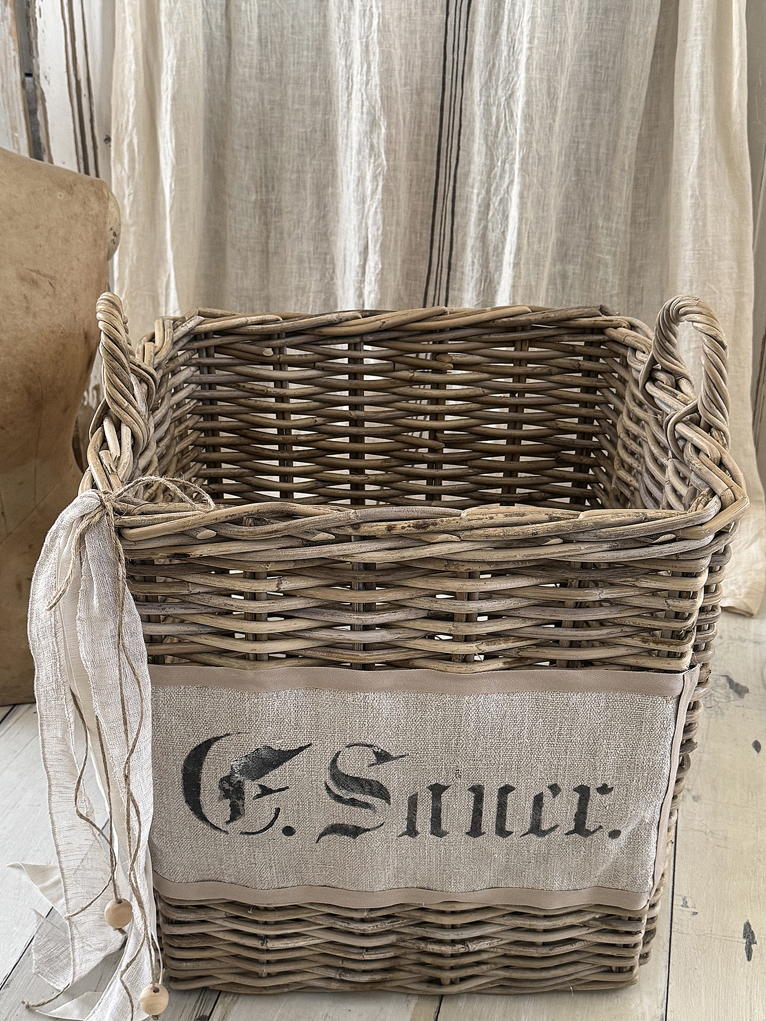 Großer eckiger Naturweidenkorb mit Leinenschild – XL Shabby Chic***