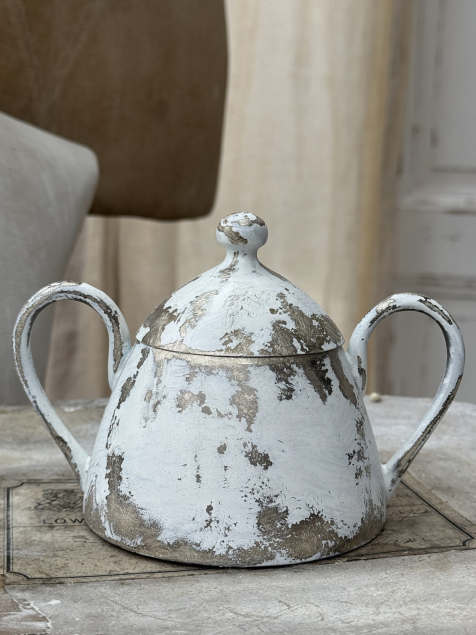 Kleine antike Kanne mit zwei Griffen in elegantem Design Einfache, rustikale Kanne mit verblasstem weißem und goldenem Finish