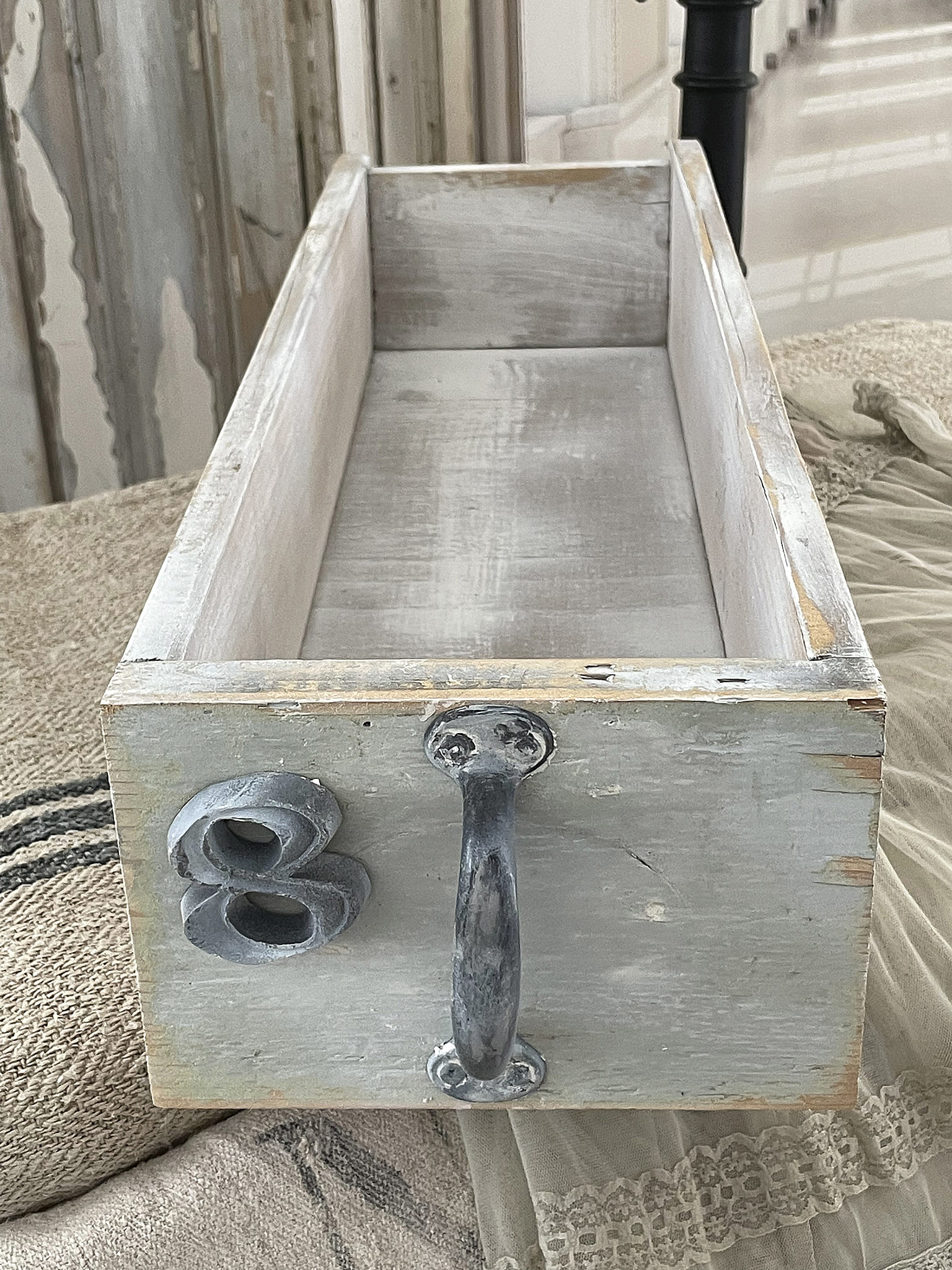 Handgefertigte Holzbox mit Metallgriff und Zahl 8 Dekorative Holzbox mit einer schönen patinierten Oberfläche und einer Zahl 8