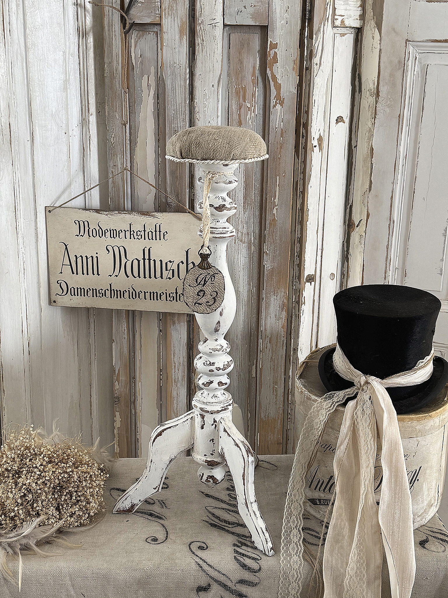 Alter, hoher Hutständer im weißen Shabby-Kleid***