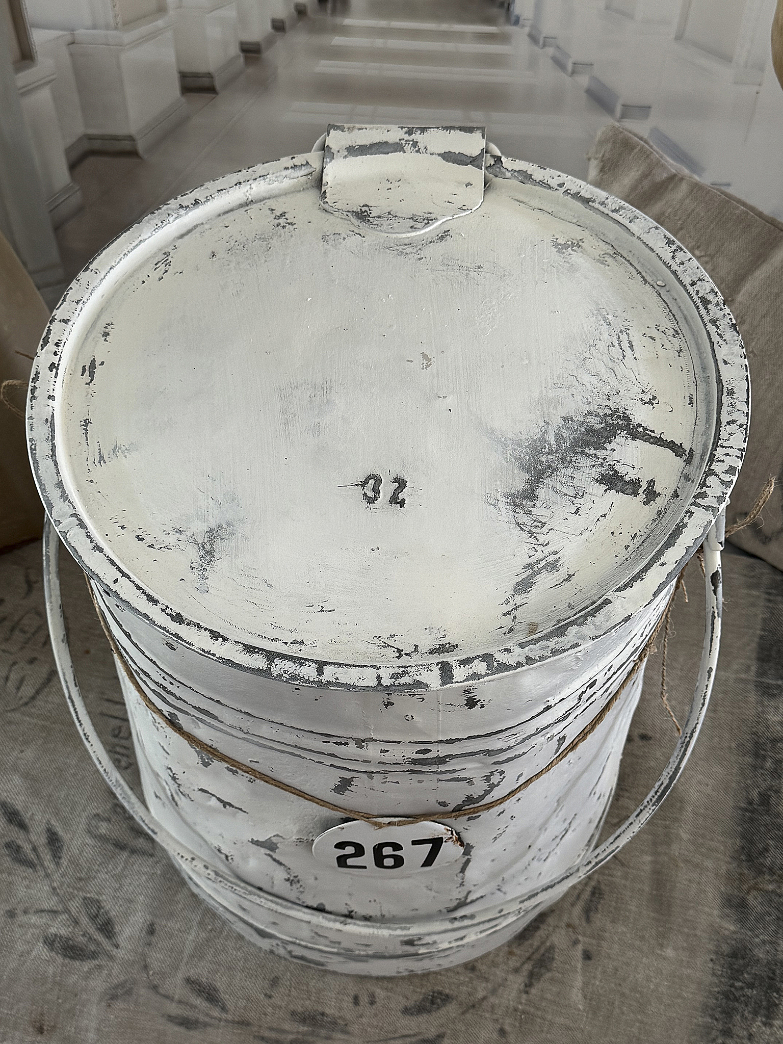 Alte Zinkmülltonne / Kohleneimer – im authentischen weißen Shabby Chic***