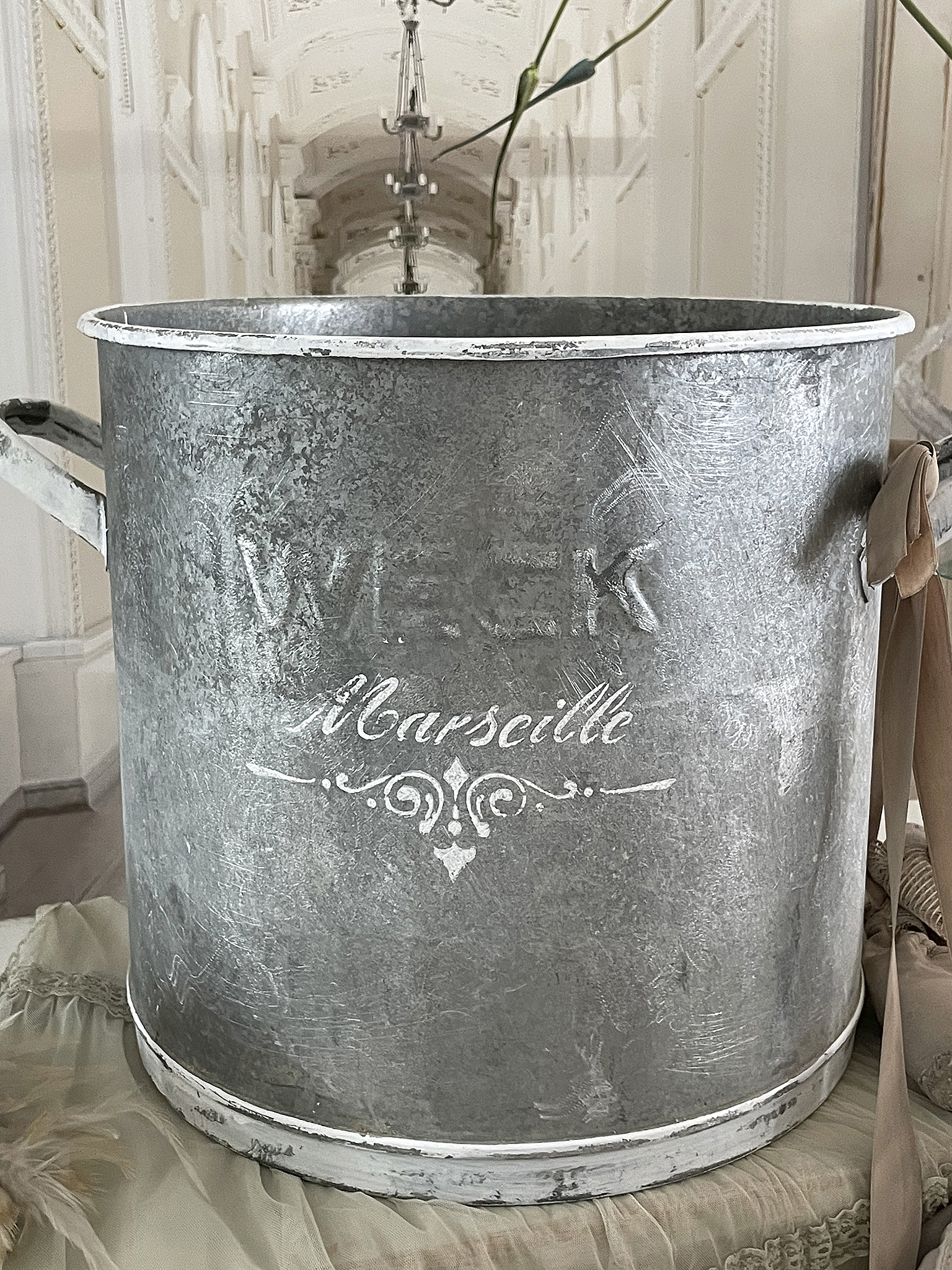 Eisenbehälter mit praktischem Griff und nostalgischem Design für vielfältige Nutzung Antiker Eisenbehälter mit der Aufschrift "Marseille", ideal für Dekoration oder Aufbewahrung