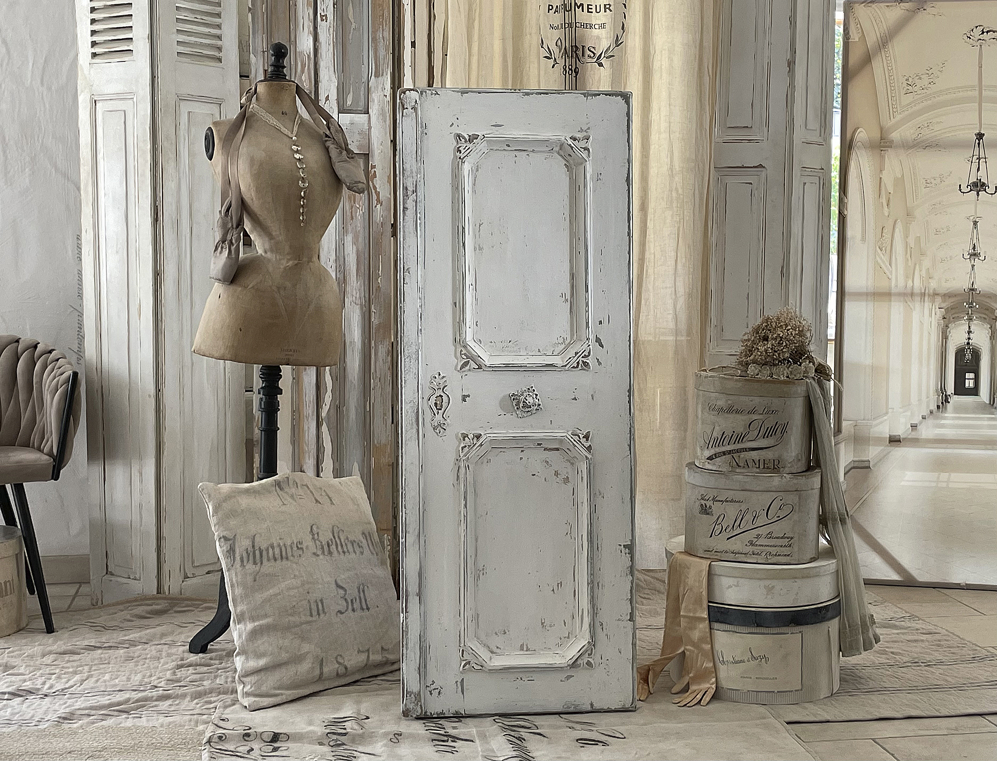 Alte edle Holztür Shabby Chic Möbel Vintage Upcycling rustikale Möbel Handgemachte Dekorationen Kreative Wohnideen nachhaltige Einrichtung DIY Deko Ideen Antiquitäten