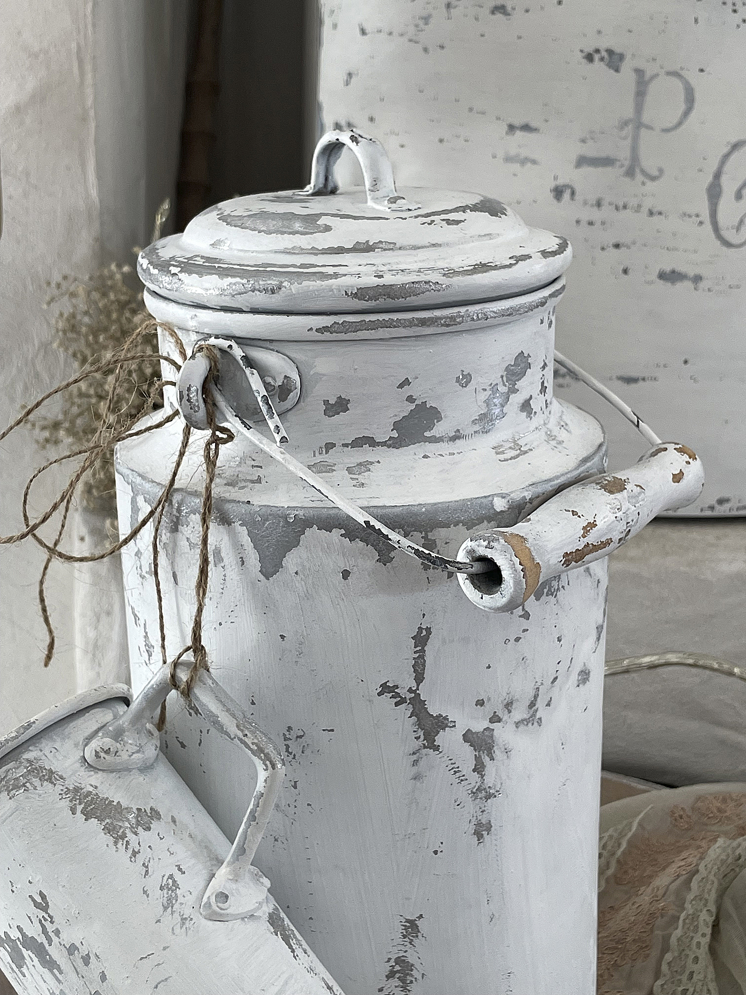 Dekorative weiße Milchkanne mit Vintage-Optik Stilvolle weiße Milchkanne mit einem rustikalen Design und leichten Beschädigungen