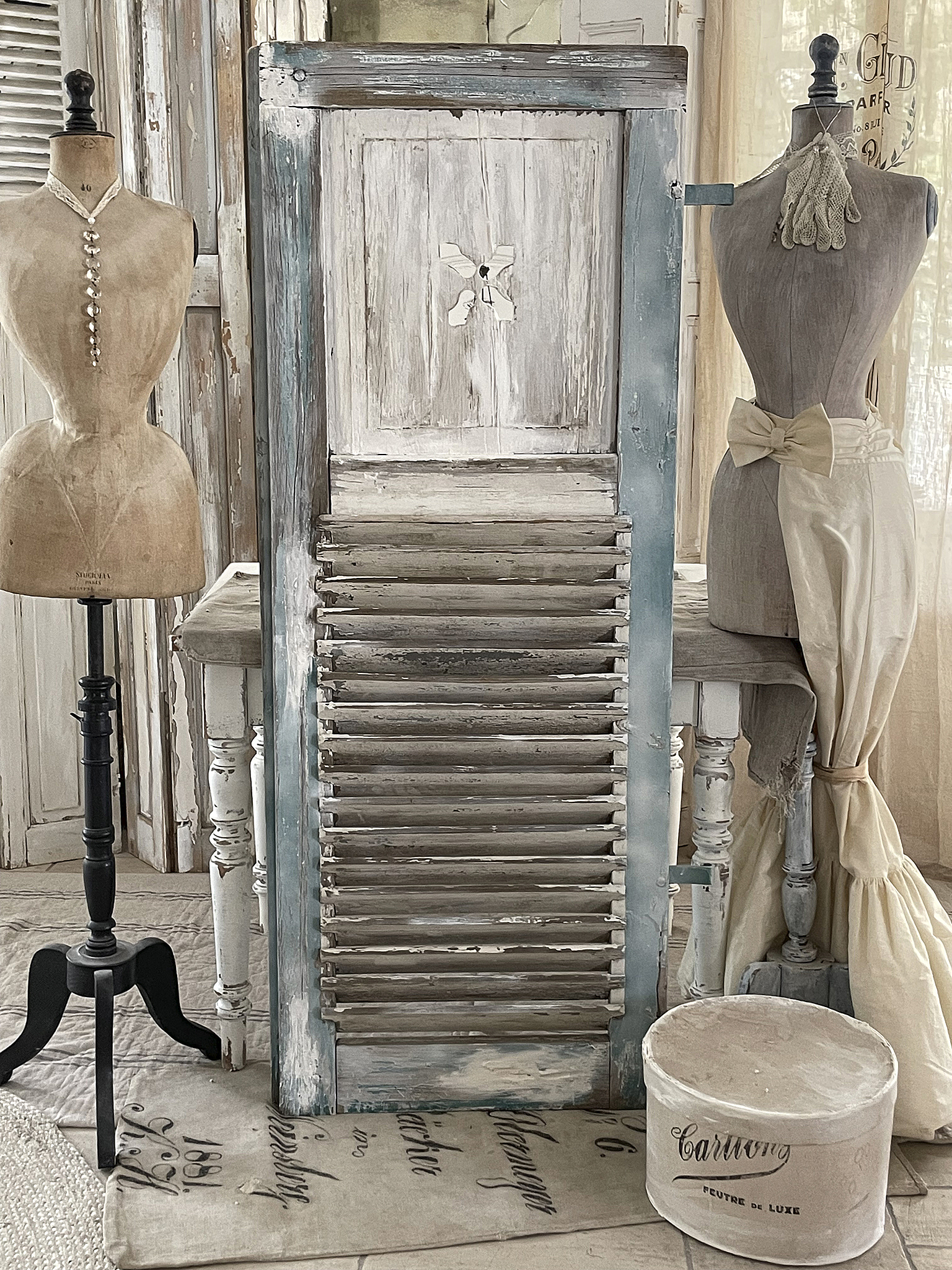 Vintage Dekoration mit Mannequins und Shutter Schöne Vintage-Deko mit zwei Mannequins und einem Holz-Shutter