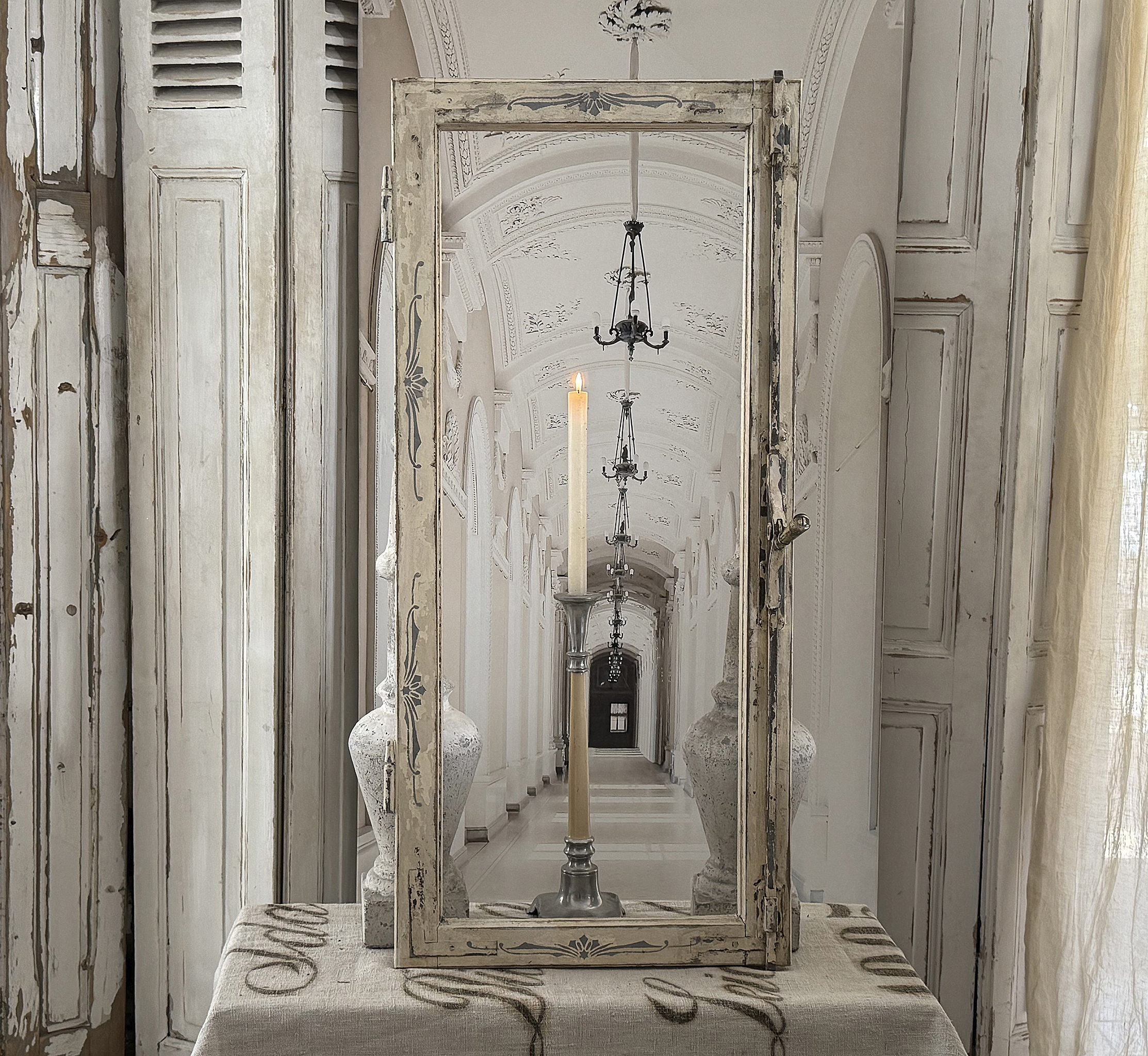 Antiker Fensterflügel mit Originalpatina, Jugendstil-Dekor und historischem Hebelgriff***
