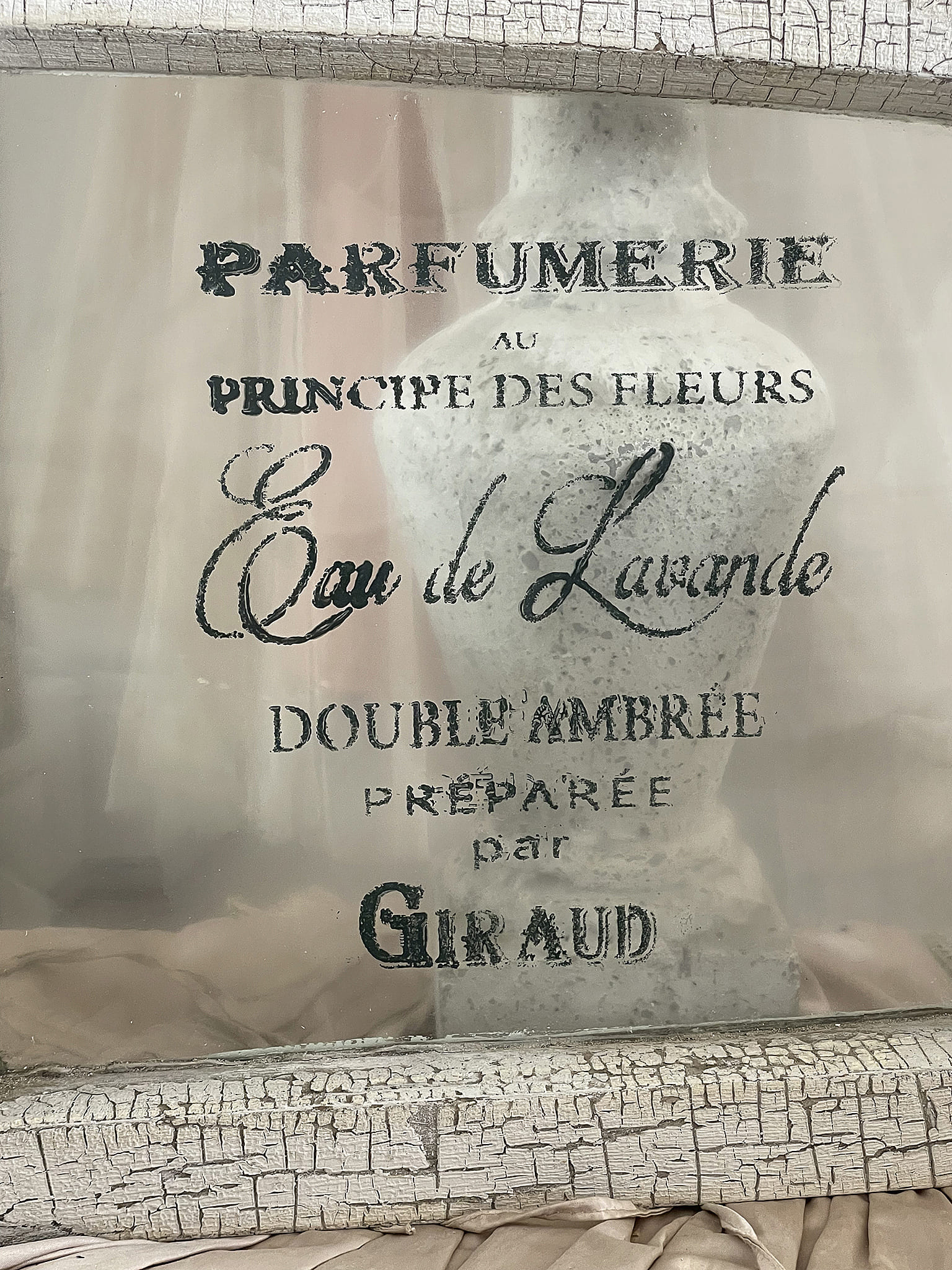 Süßes kleines Vintage Fenster Parfumerie