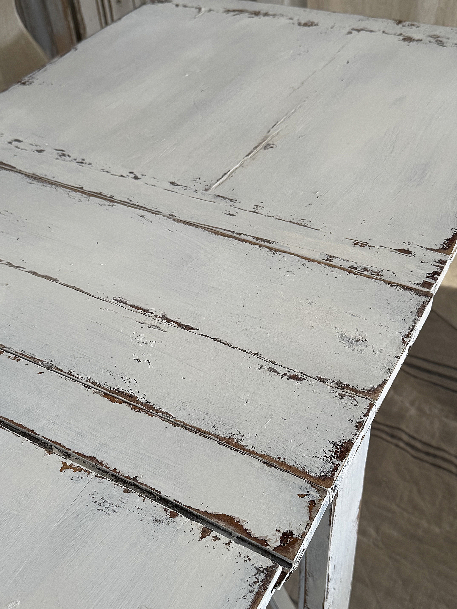 Antiker Klapptisch im Original-Vintage-Kleid