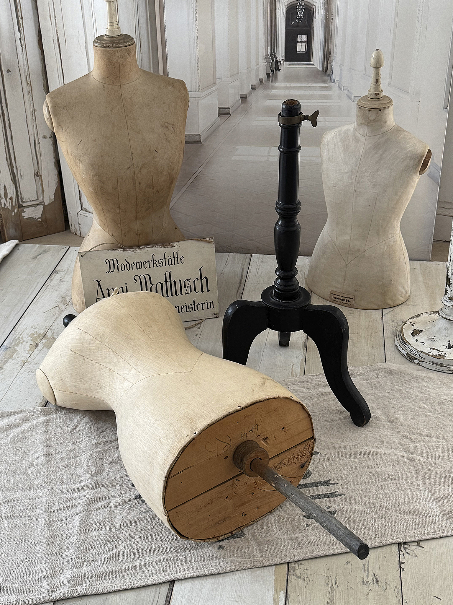 Antike französische Schneiderpuppe mit Taubenbrust, Wespentaille und antikem Spitzenkragen – höhenverstellbares Vintage-Unikat***