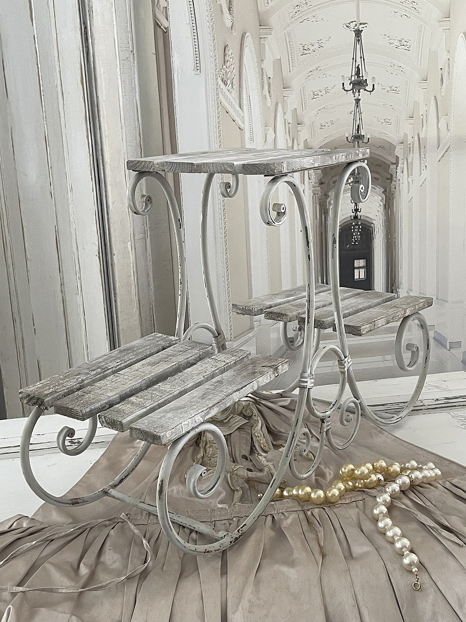 Eleganter Beistelltisch aus Metall mit Holzoberfläche Eleganter Beistelltisch aus Metall mit zwei Holzablagen und geschwungenem Design