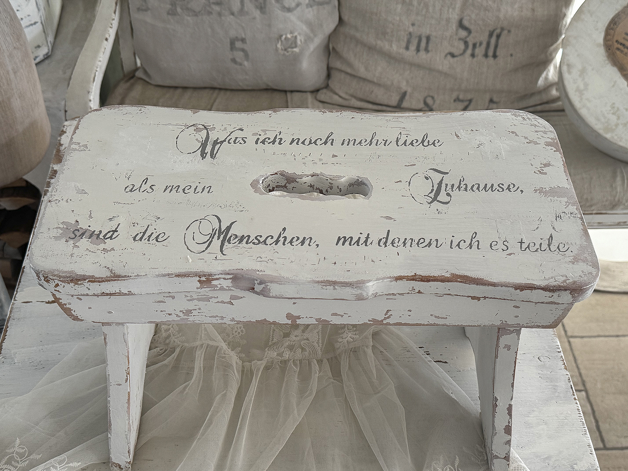 Altes Vollholzbänkchen / Fußhocker mit Charme & Herzensbotschaft***