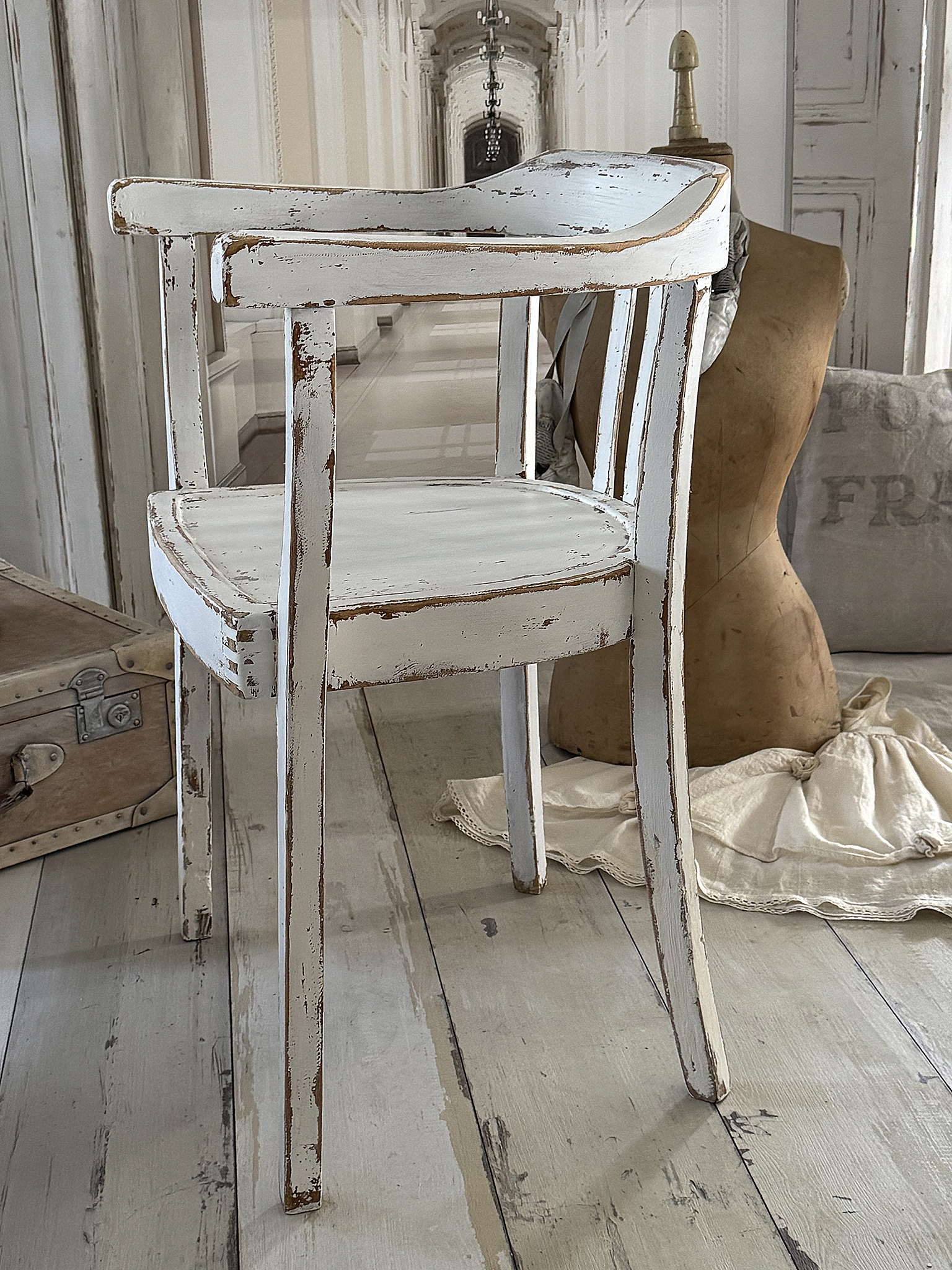 Alter Armlehnenstuhl Bauhaus im weißen Shabbykleid***