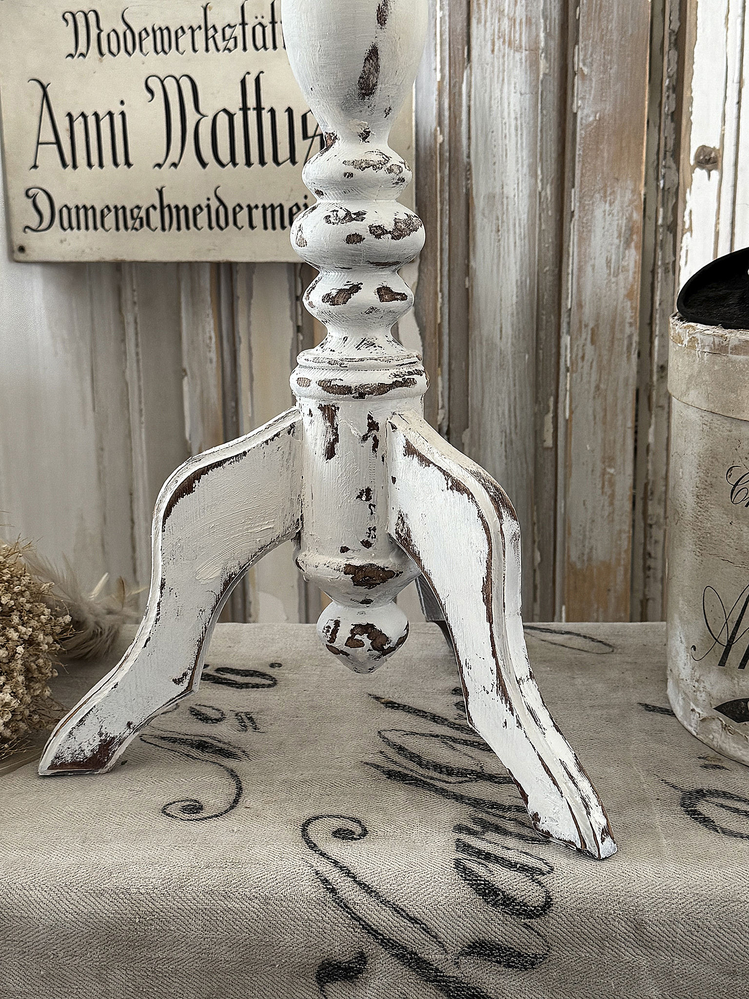 Alter, hoher Hutständer im weißen Shabby-Kleid***