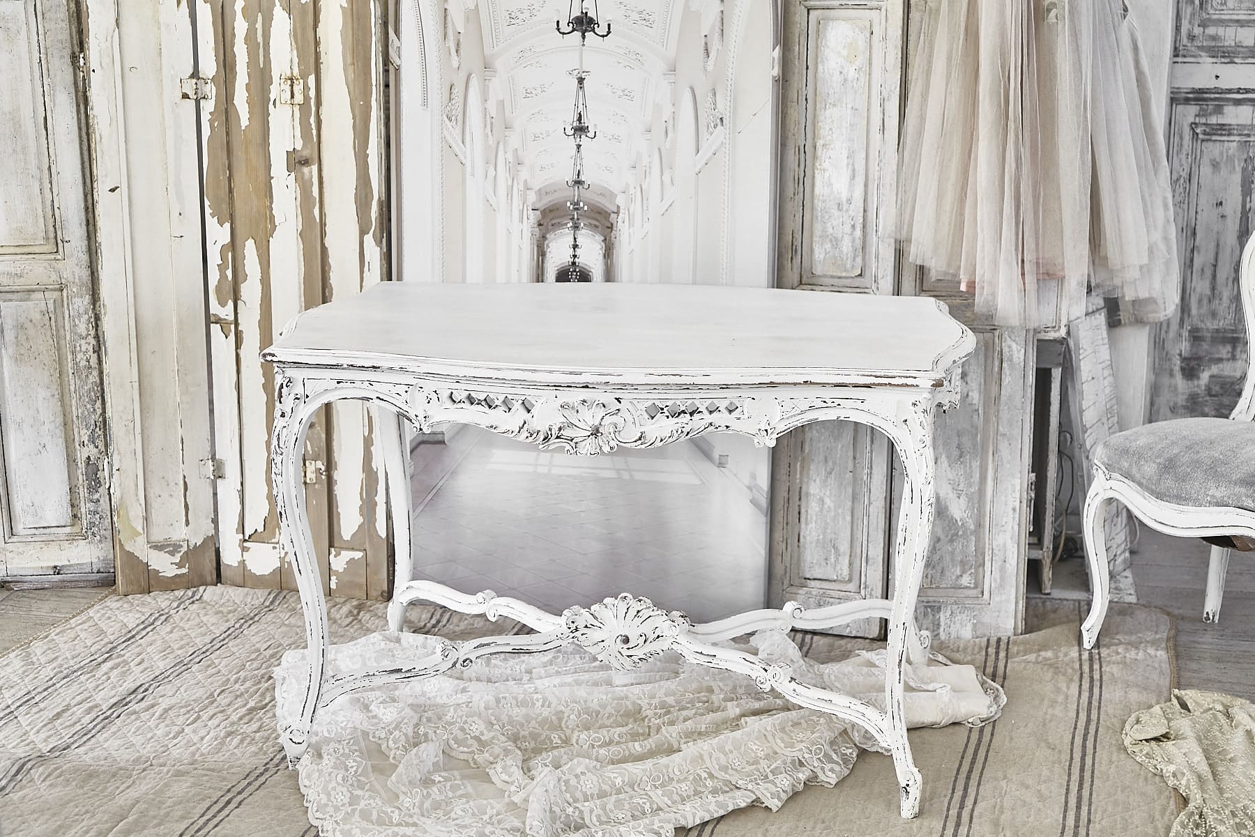 Weißer Vintage-Tisch auf einem schönen Teppich in einem romantischen Raum